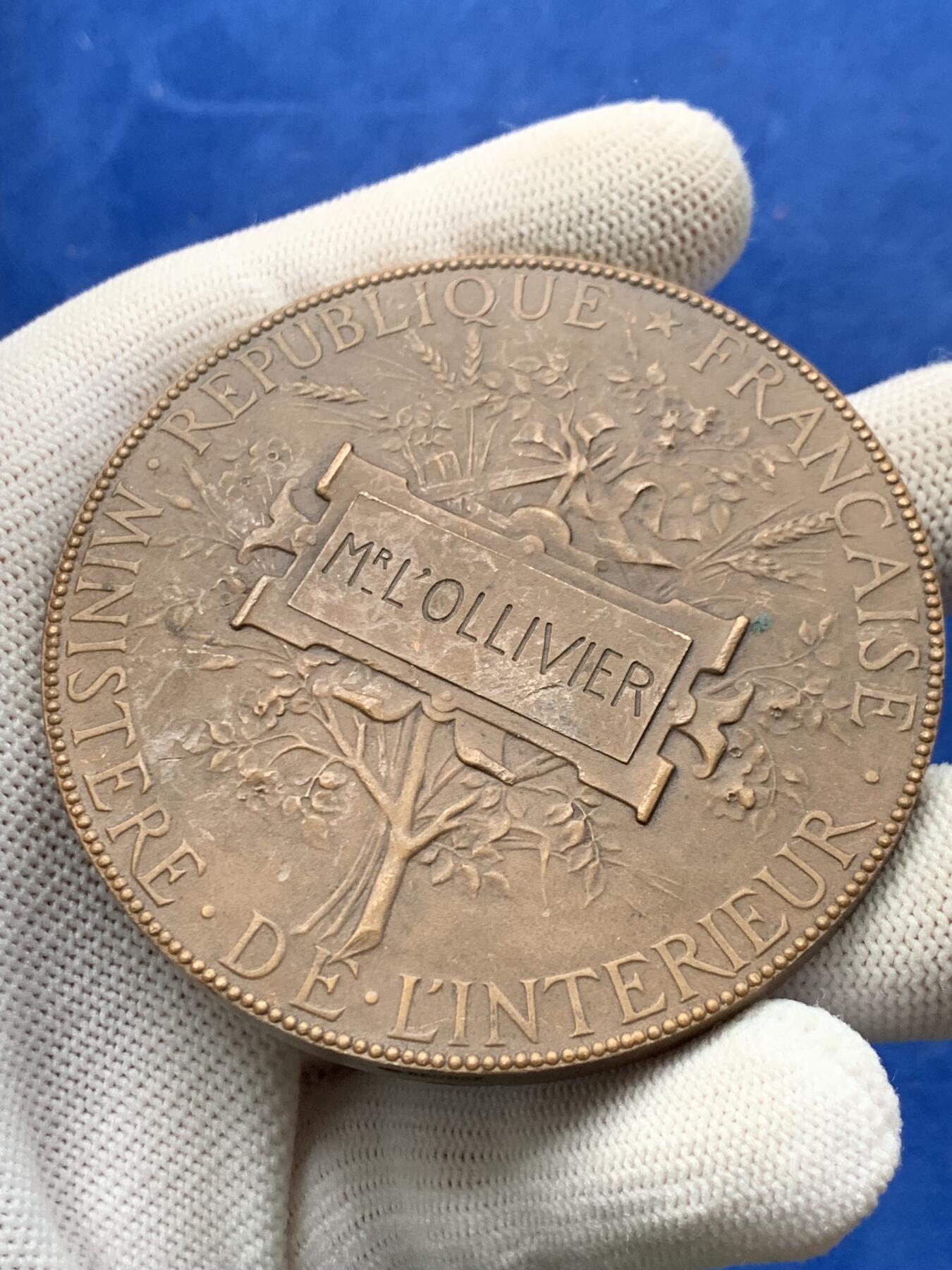 《竞宝斋》第274场- 周日，周一，周二  3场连拍 （全场包邮） 法国内政部铜章 134.9克 68.2mm