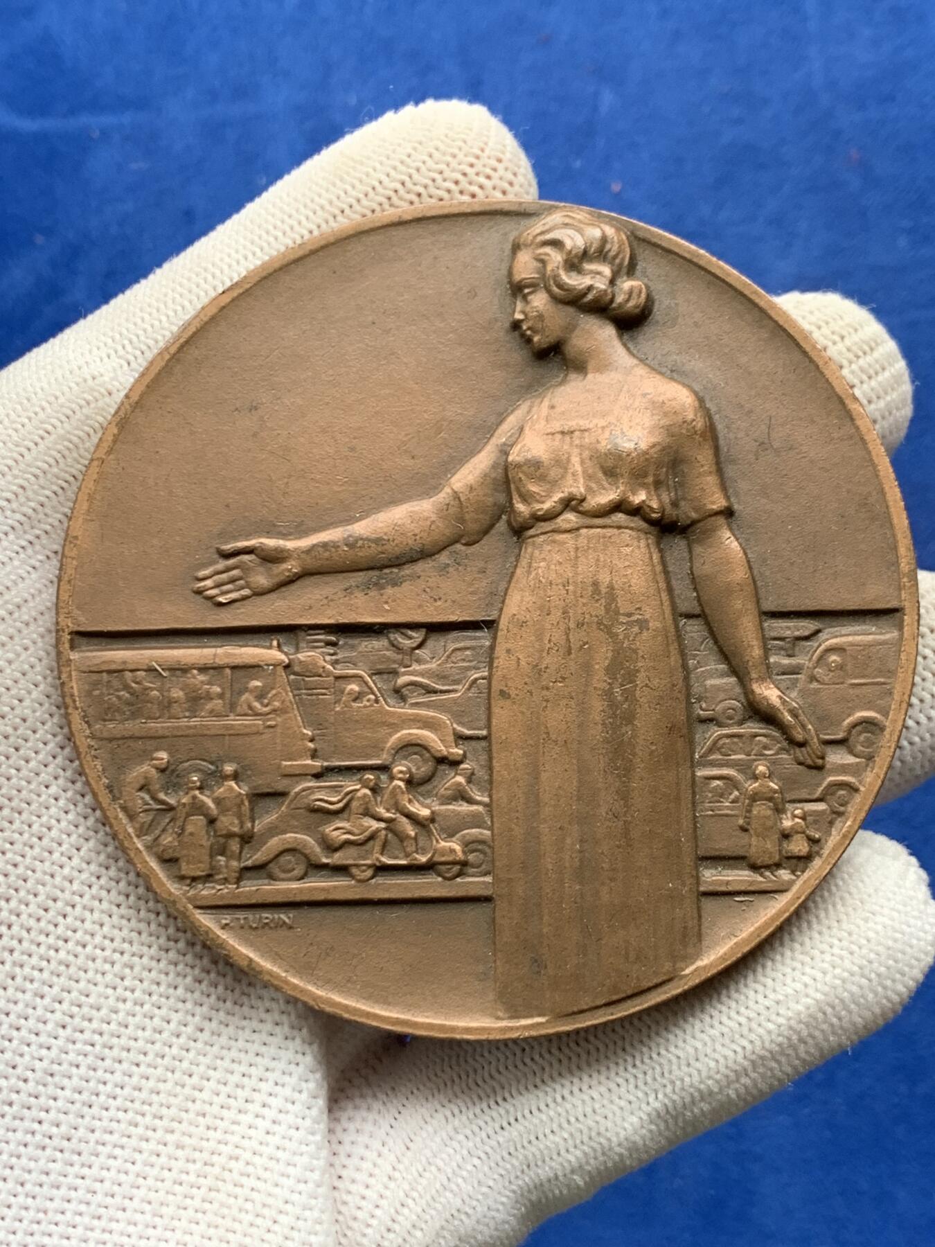 《竞宝斋》第274场- 周日，周一，周二  3场连拍 （全场包邮） 法国道路预防铜章 192克 72.4mm