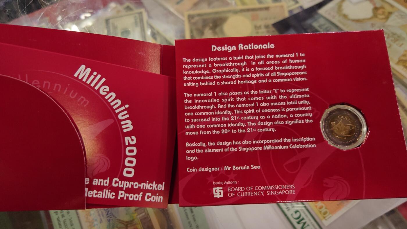 【世界钱币】精选微拍第108期暨2024年第19期  评级币裸钞混合版 2000年新加坡千禧纪念币 全新原盒，币有一些轻微氧化