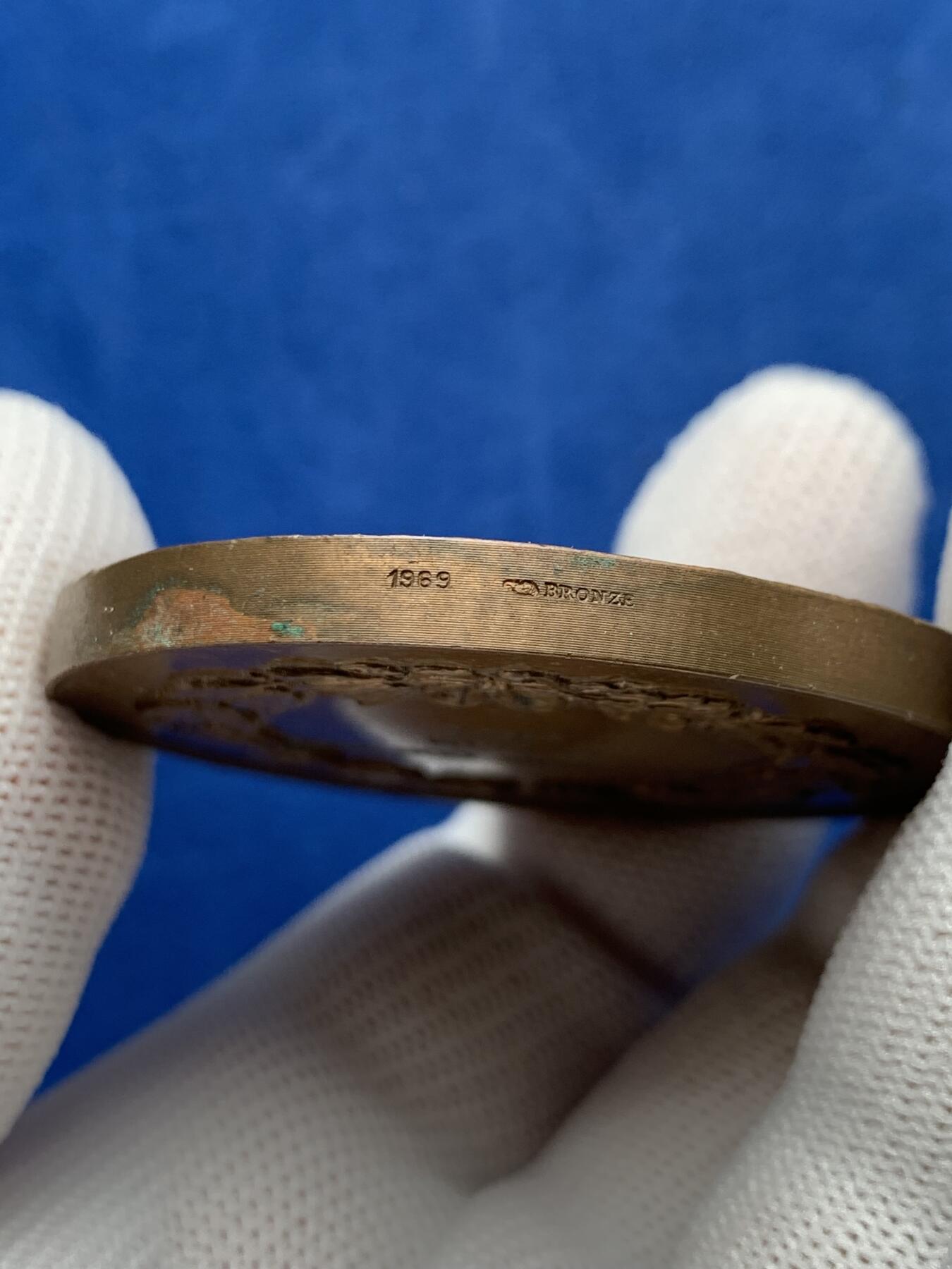 《竞宝斋》第274场- 周日，周一，周二  3场连拍 （全场包邮） 法国反饥饿运动铜章 76.8克 50.4mm