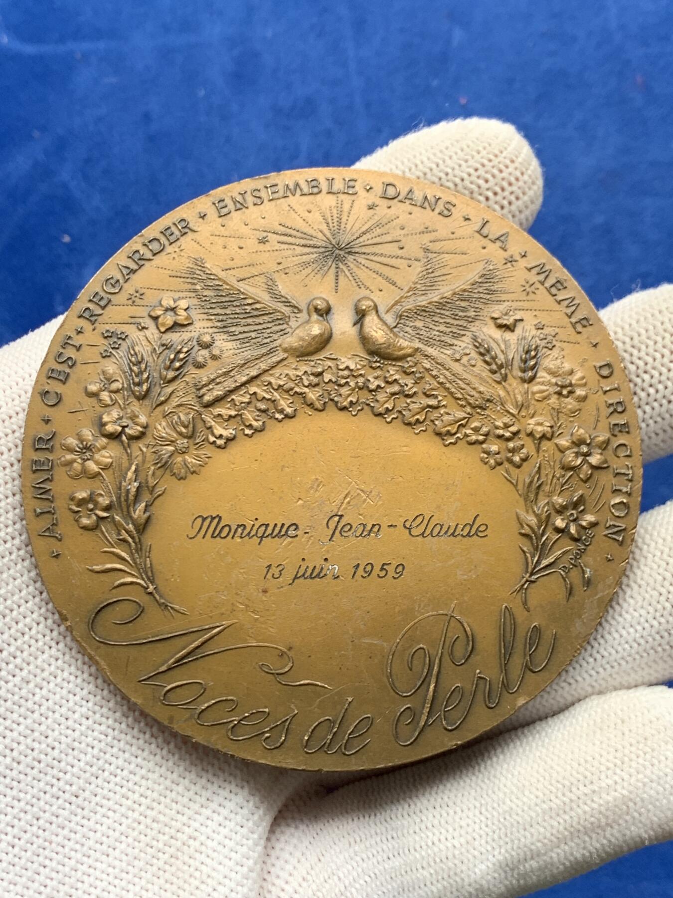 《竞宝斋》第274场- 周日，周一，周二  3场连拍 （全场包邮） 法国婚姻30周年纪念铜章，铭文“爱就是一起看向同一个方向” 163.7克 72mm