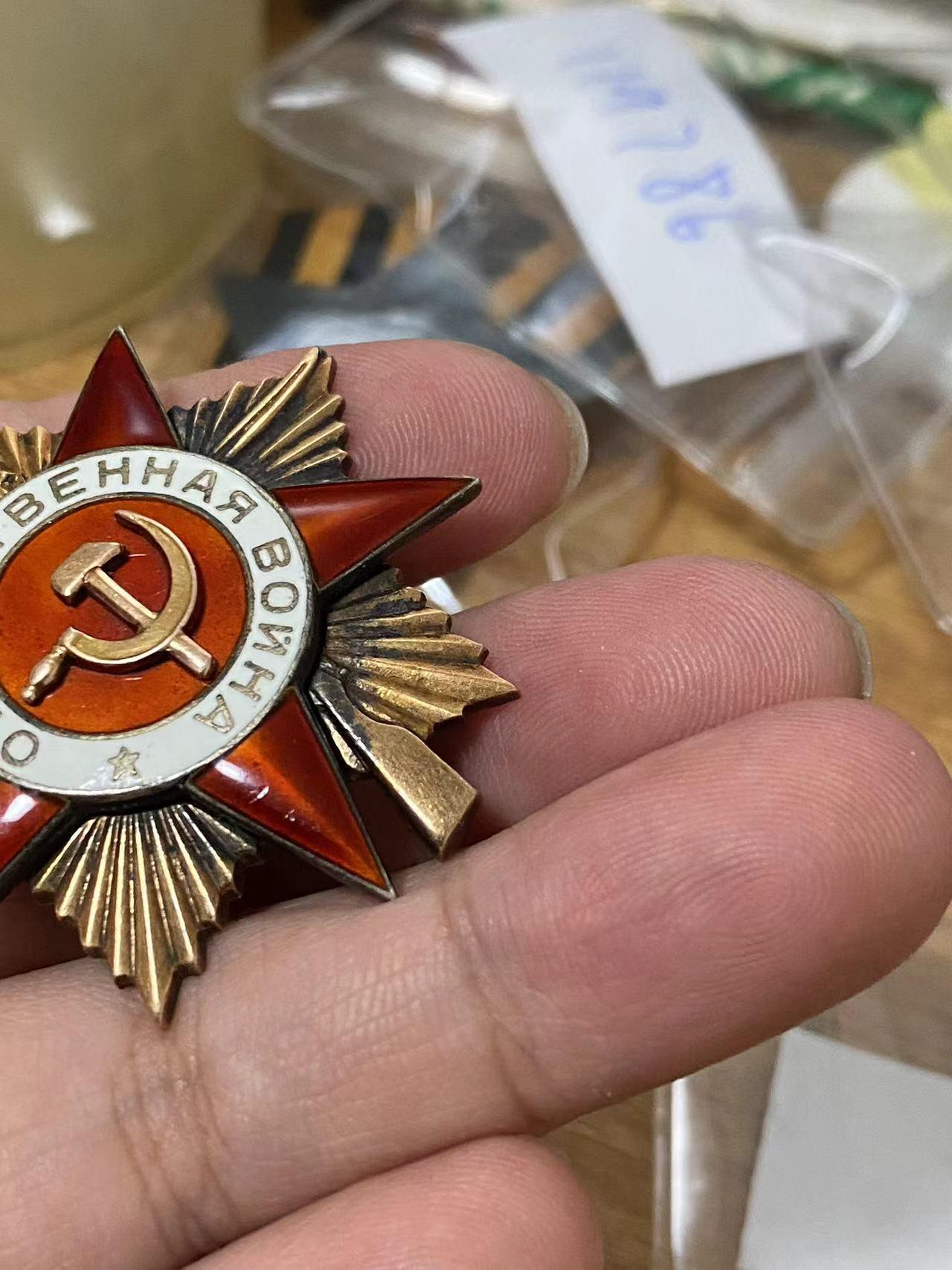 苏联勋章奖章5月27日拍卖第九期6月4日晚上九点结束 苏联索科洛夫Соколов Вениамин Александрович军政治部监察员的一级为国勋章119786带登记卡没翻译 奖励卡已经翻译 保障作战任务 参加过对日作战 一同拍的二级和红星为对日战功   没有磕碰 佩戴痕迹 比较早期11万号段