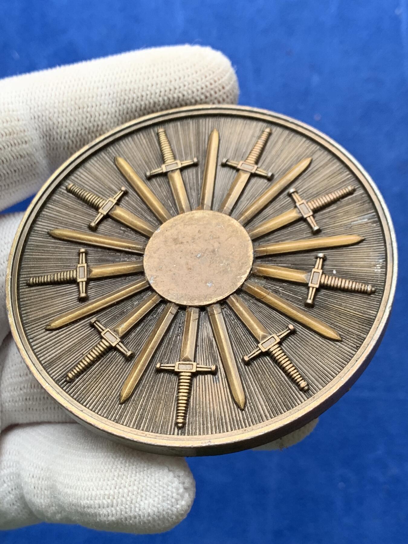 《竞宝斋》第274场- 周日，周一，周二  3场连拍 （全场包邮） 宝剑铜章 96.2克 68.7mm