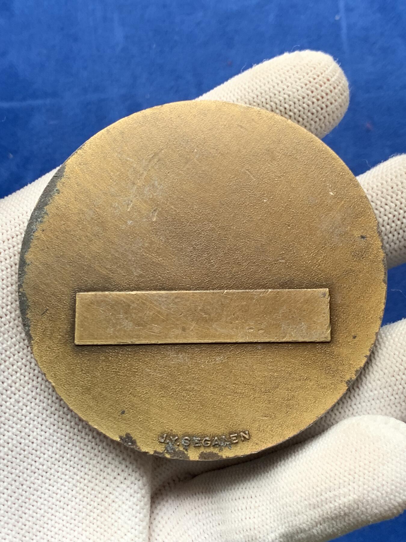 《竞宝斋》第274场- 周日，周一，周二  3场连拍 （全场包邮） 宝剑铜章 96.2克 68.7mm