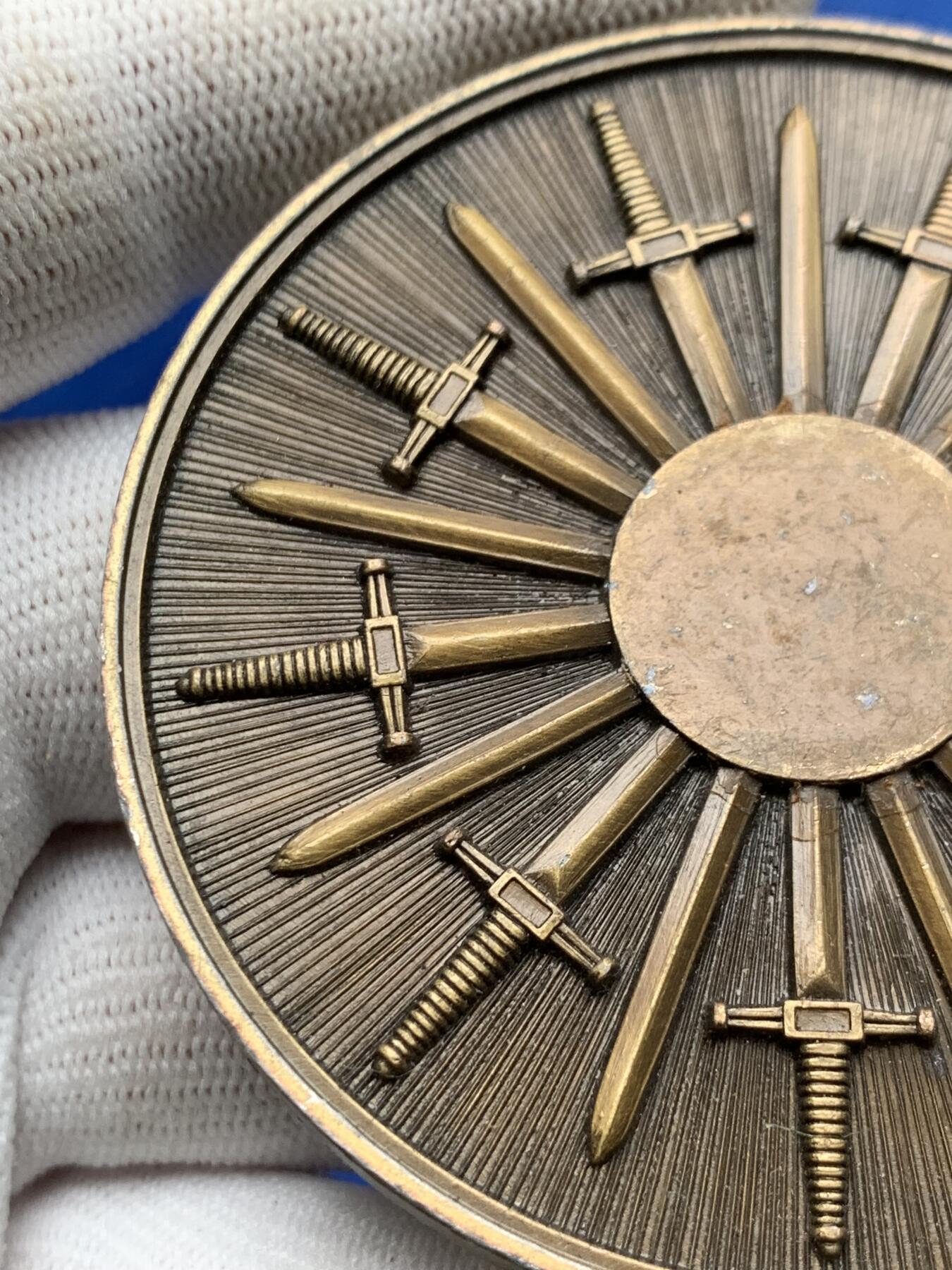 《竞宝斋》第274场- 周日，周一，周二  3场连拍 （全场包邮） 宝剑铜章 96.2克 68.7mm