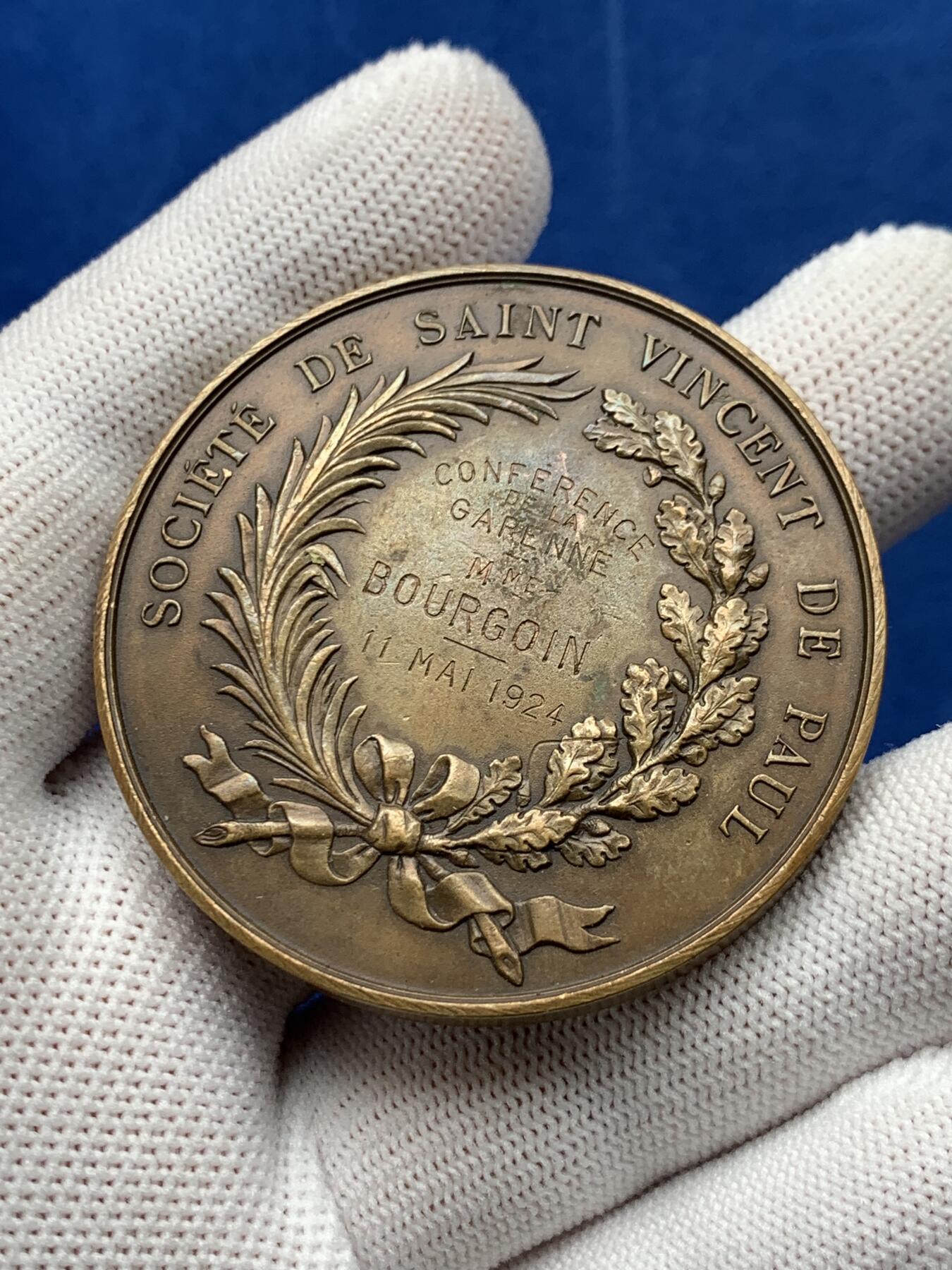 《竞宝斋》第274场- 周日，周一，周二  3场连拍 （全场包邮） 法国圣文森特德保罗协会铜章 66.4克 50.6mm