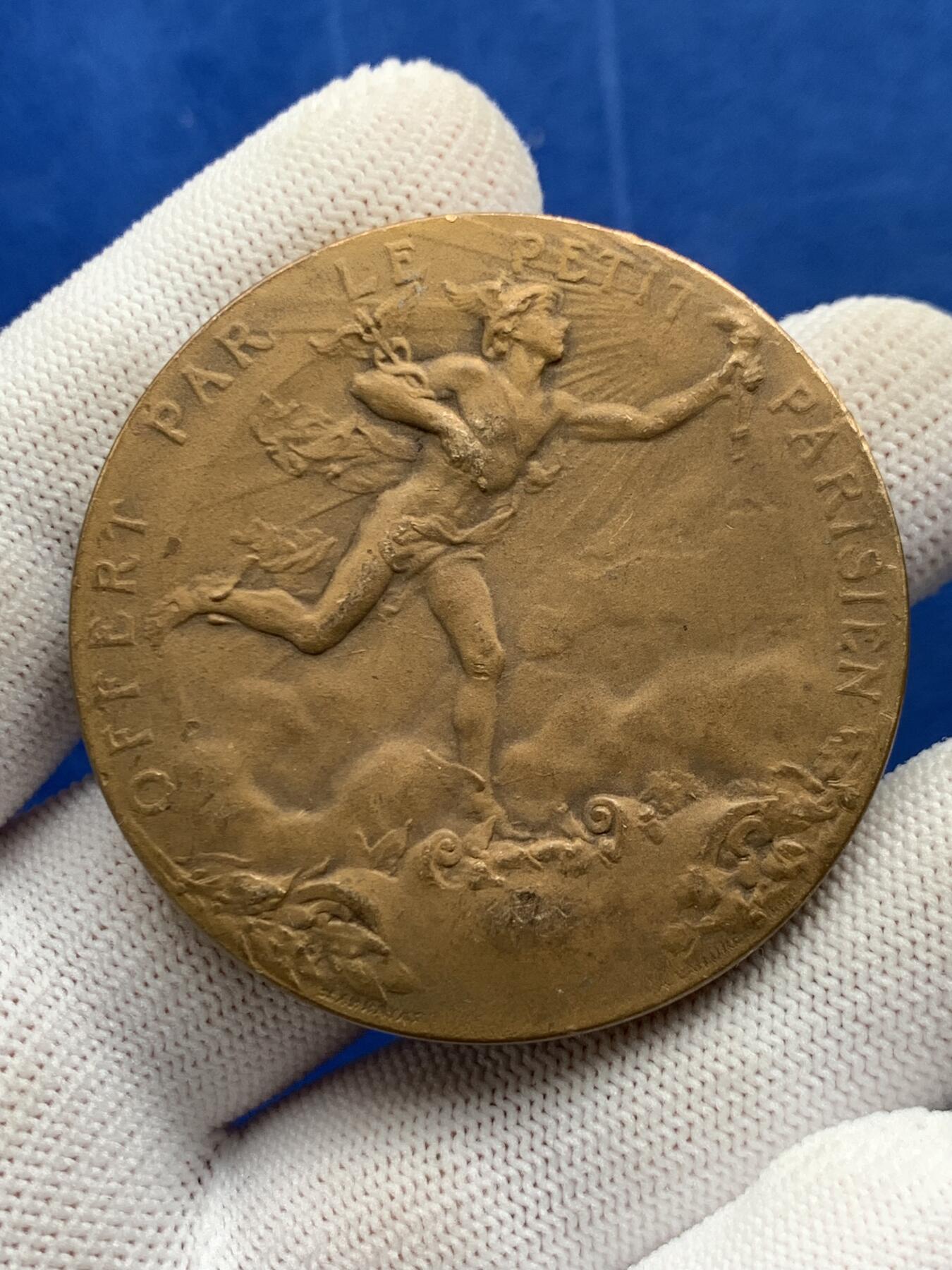 《竞宝斋》第274场- 周日，周一，周二  3场连拍 （全场包邮） 法国小巴黎人赠与的铜质奖章 61.7克 50.4mm