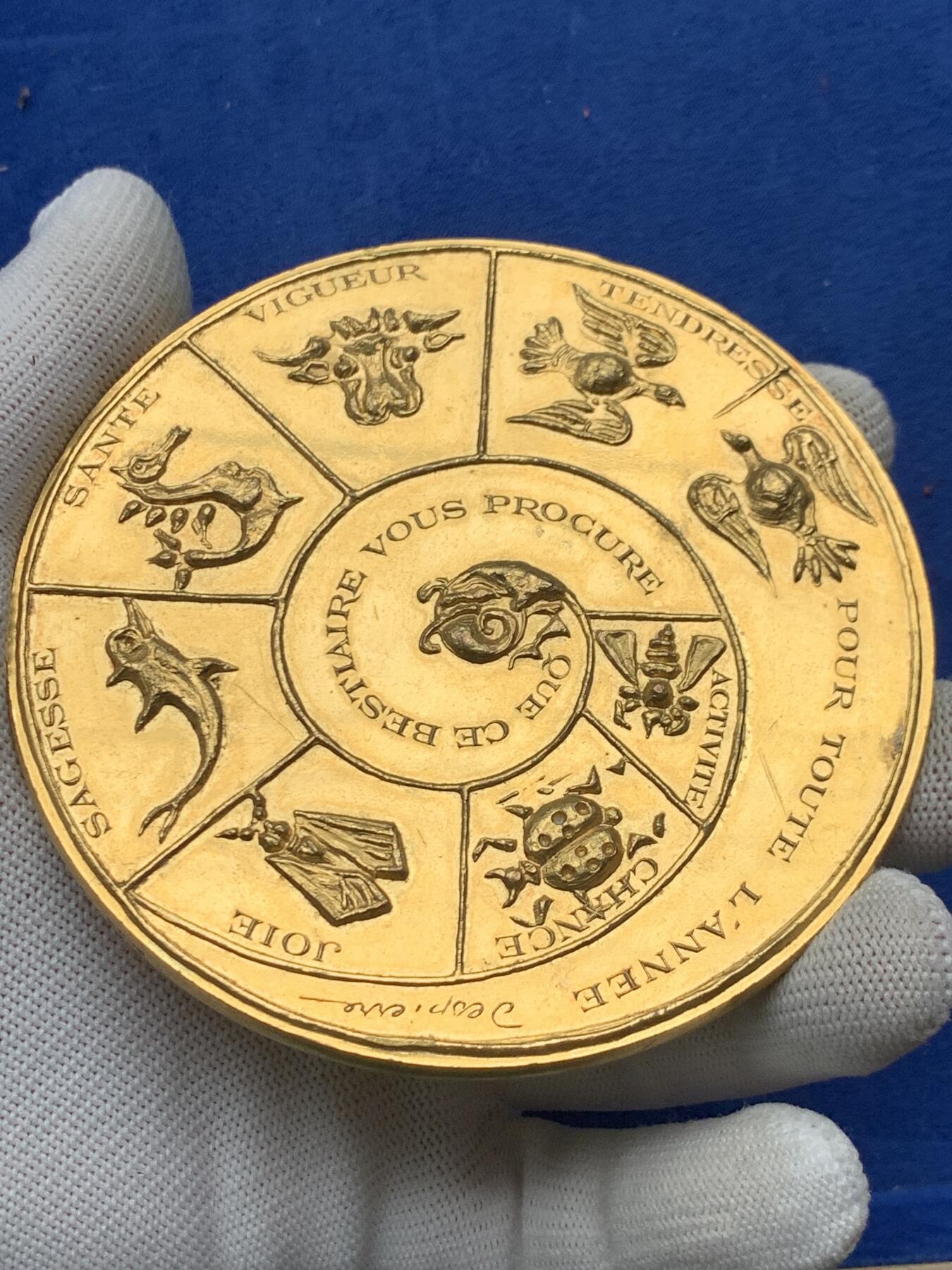 《竞宝斋》第274场- 周日，周一，周二  3场连拍 （全场包邮） 法国祝福铜章 373.4克 98mm