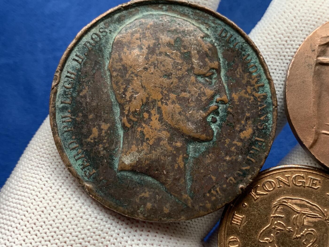 《竞宝斋》第274场- 周日，周一，周二  3场连拍 （全场包邮） 3枚一组 丹麦国王利奥三世，巴黎大学铜章等 分别：66.7克 51.9mm；29.6克 40.1mm；16.4克 35.2mm 总重112.7g