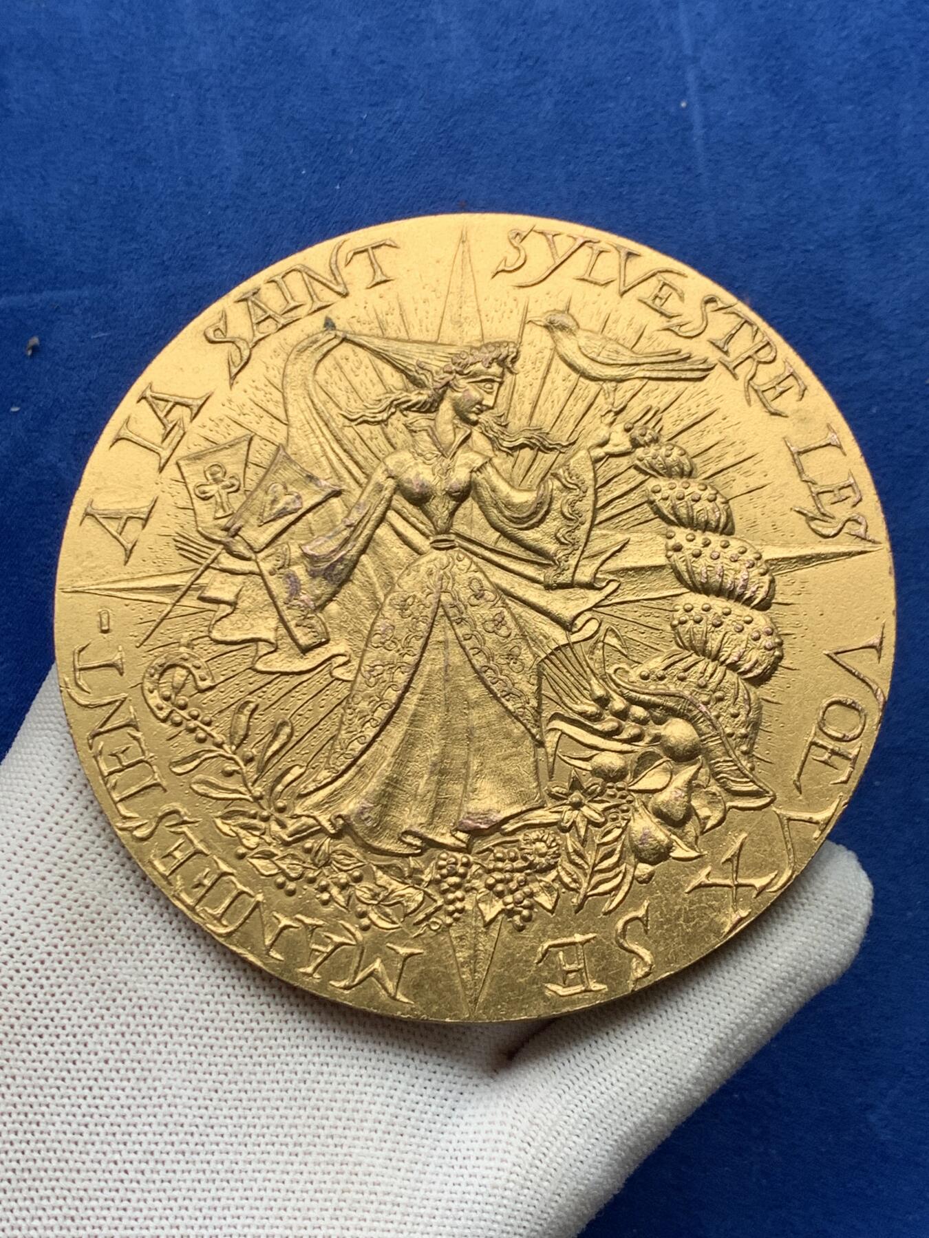 《竞宝斋》第274场- 周日，周一，周二  3场连拍 （全场包邮） 法国跨年许愿铜章 383克 98.2mm