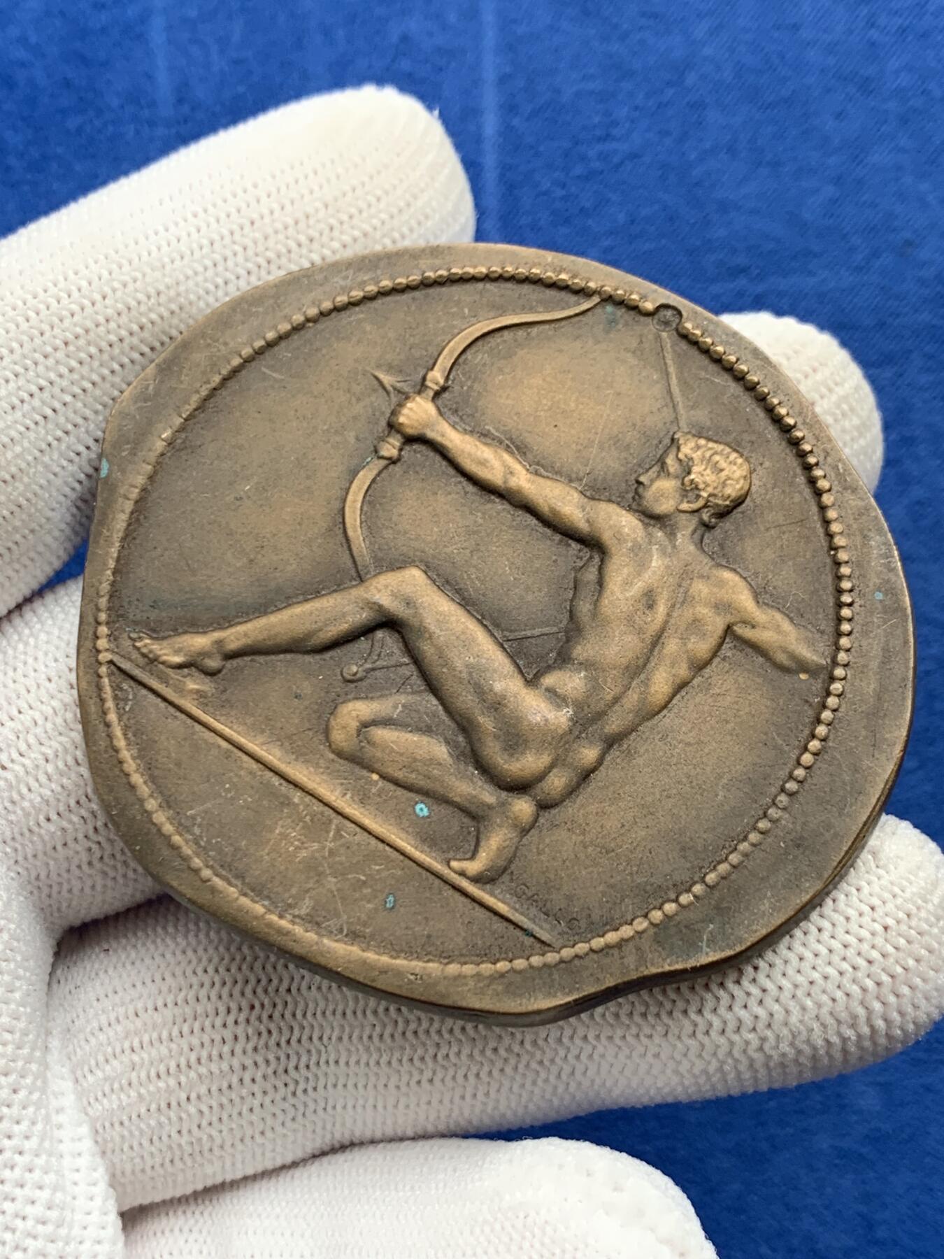 《竞宝斋》第274场- 周日，周一，周二  3场连拍 （全场包邮） 复古异形射箭铜章 49.7克 53.9*59.4mm