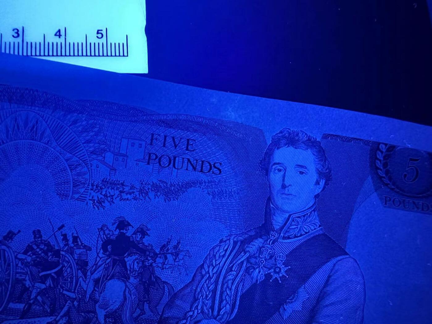 《外钞收藏家》第三百七十三期 英国D序列5镑 全新 极轻微荧光反应