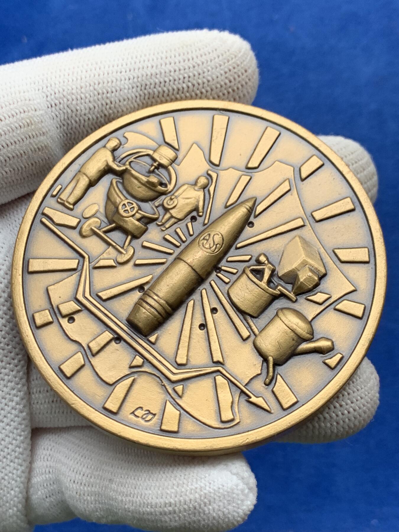 《竞宝斋》第274场- 周日，周一，周二  3场连拍 （全场包邮） 法国军械库车间铜章 147克 64.6mm 