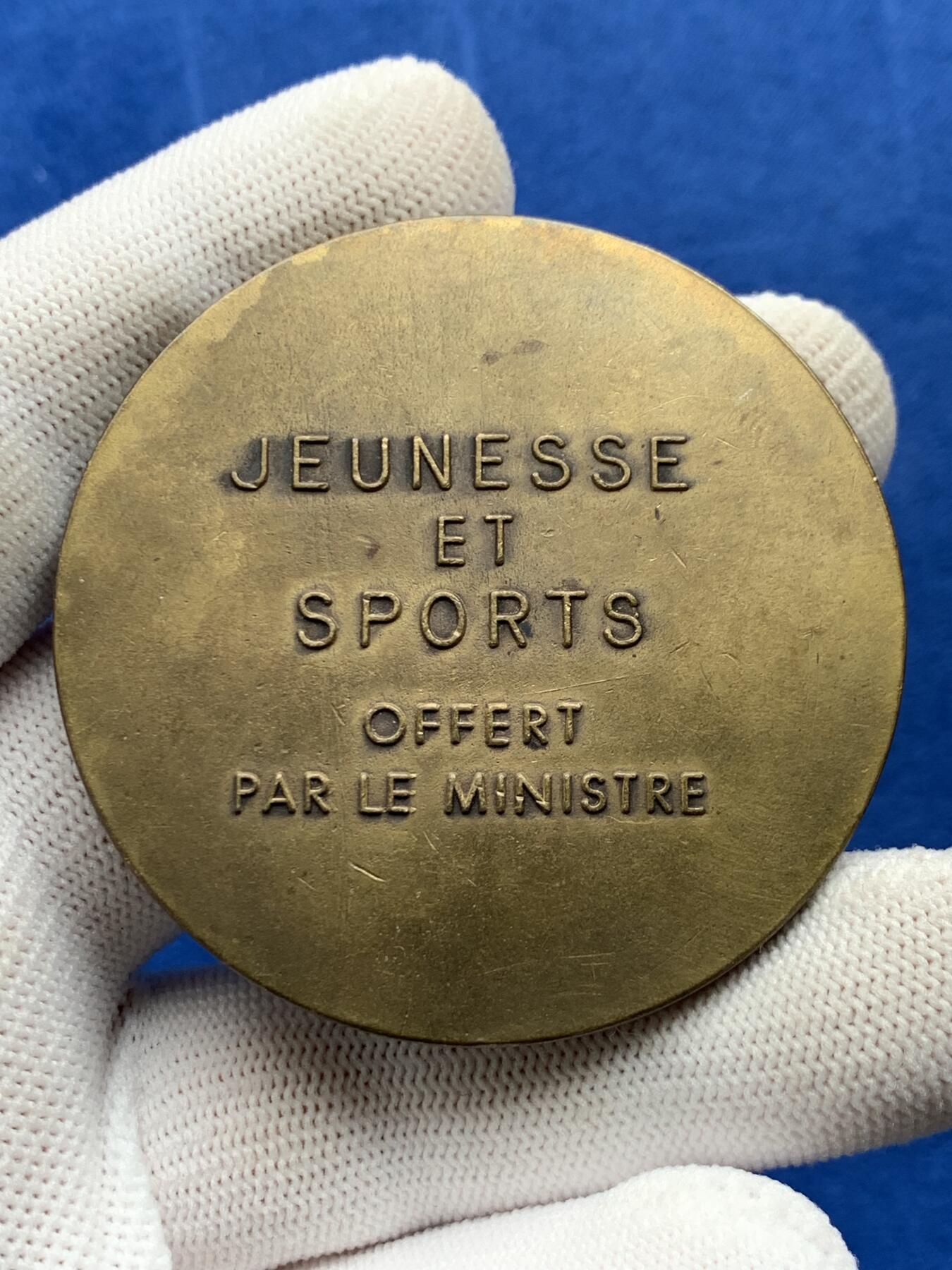 《竞宝斋》第274场- 周日，周一，周二  3场连拍 （全场包邮） 法国部长颁发的青年和体育铜质奖章 106.2克 55.7mm