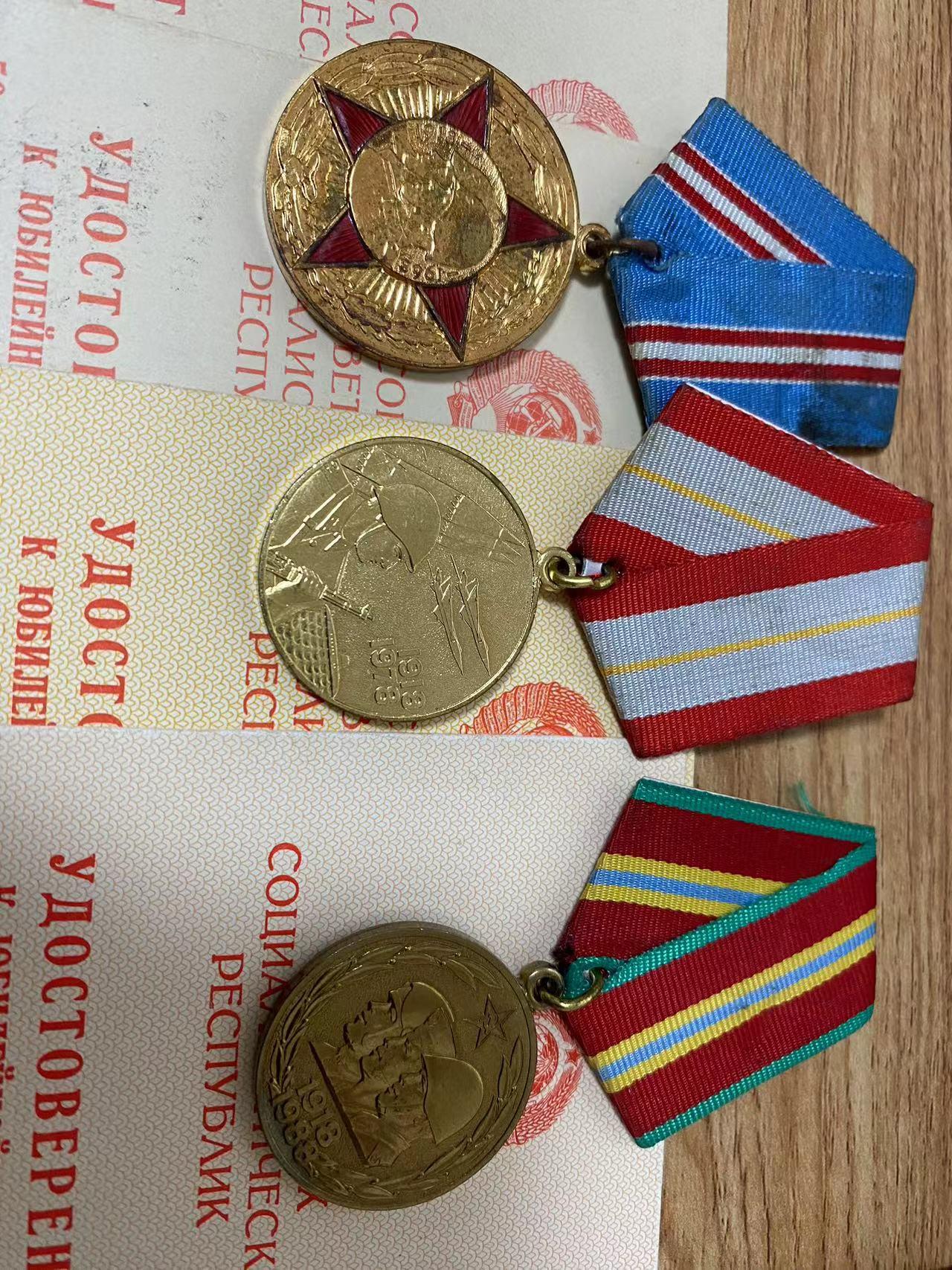 苏联勋章奖章5月27日拍卖第九期6月4日晚上九点结束 苏联海军勋章阿列克谢Староверов Алексей Сергеевич 职位Капитан 1 ранга相当于陆军上校 的建军系列奖章 4本证件40，50，60，70年  3奖章 40年没奖章
