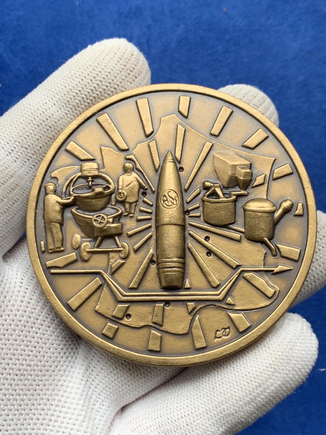 《竞宝斋》第274场- 周日，周一，周二  3场连拍 （全场包邮） 法国军械库车间铜章 147克 64.6mm 