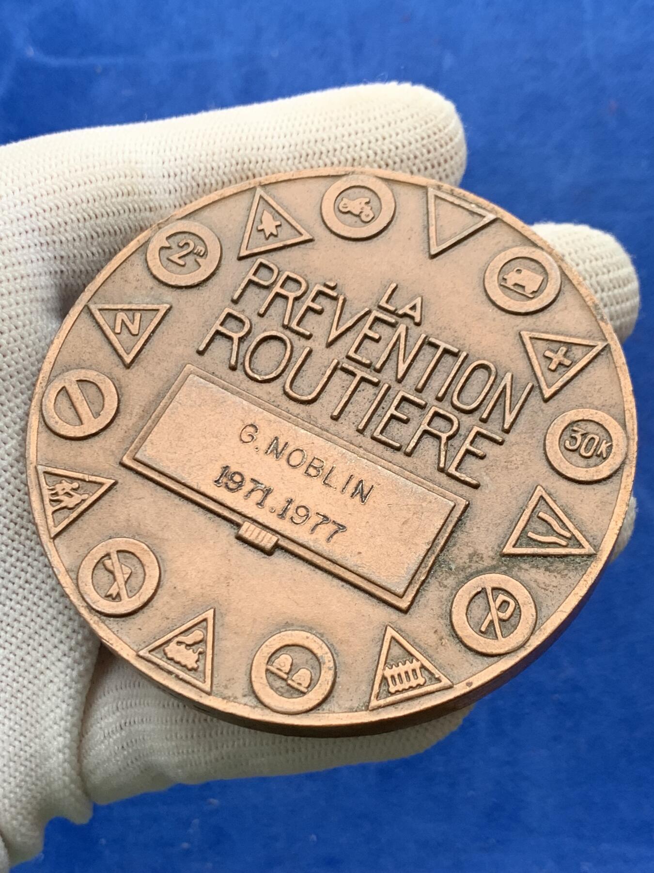 《竞宝斋》第274场- 周日，周一，周二  3场连拍 （全场包邮） 法国道路预防铜章 192克 72.4mm