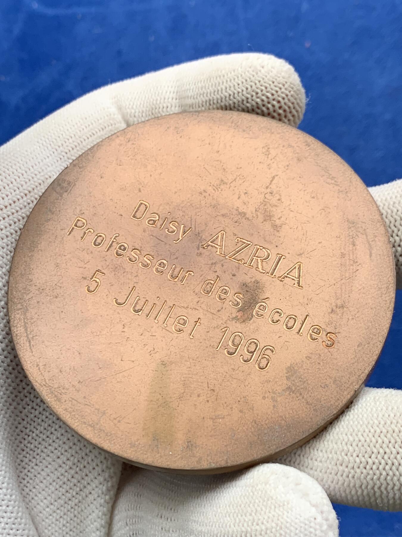 《竞宝斋》第274场- 周日，周一，周二  3场连拍 （全场包邮） 法国布尔歇学校老师铜章 152.7克 67.8mm