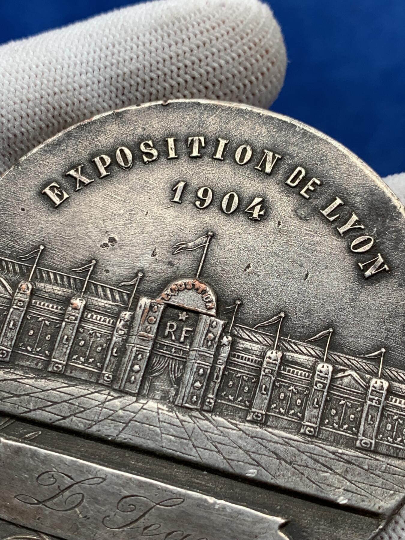 《竞宝斋》第274场- 周日，周一，周二  3场连拍 （全场包邮） 法国里昂展览会镀银铜章 107克 60mm