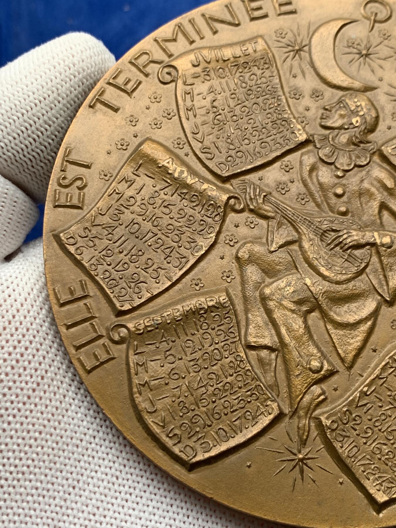 《竞宝斋》第274场- 周日，周一，周二  3场连拍 （全场包邮） 法国造币厂1978年青铜日历铜章，“新的一年将会带来什么” 361.7克 94mm