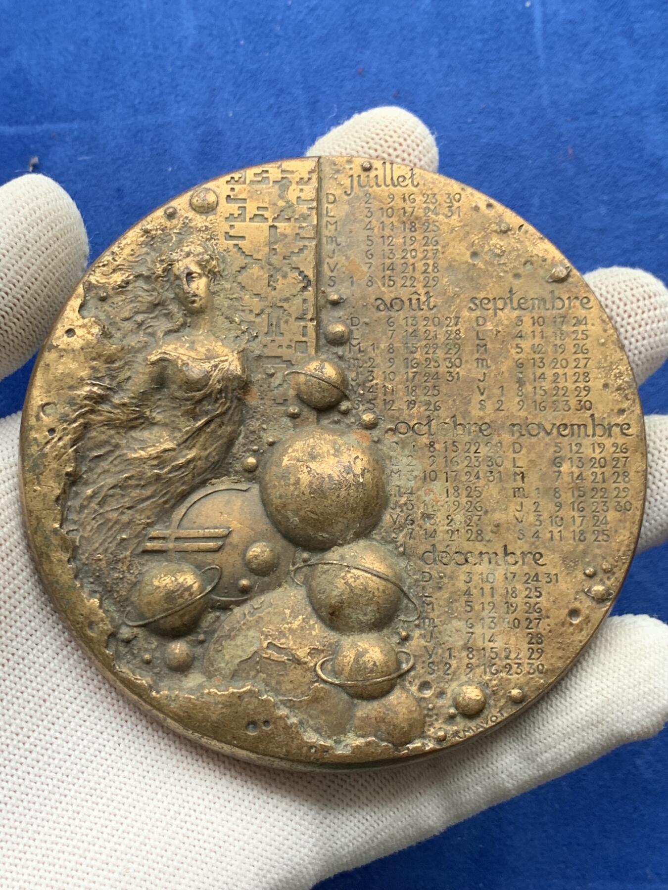 《竞宝斋》第274场- 周日，周一，周二  3场连拍 （全场包邮） 法国千禧年青铜日历铜章 646克 94mm