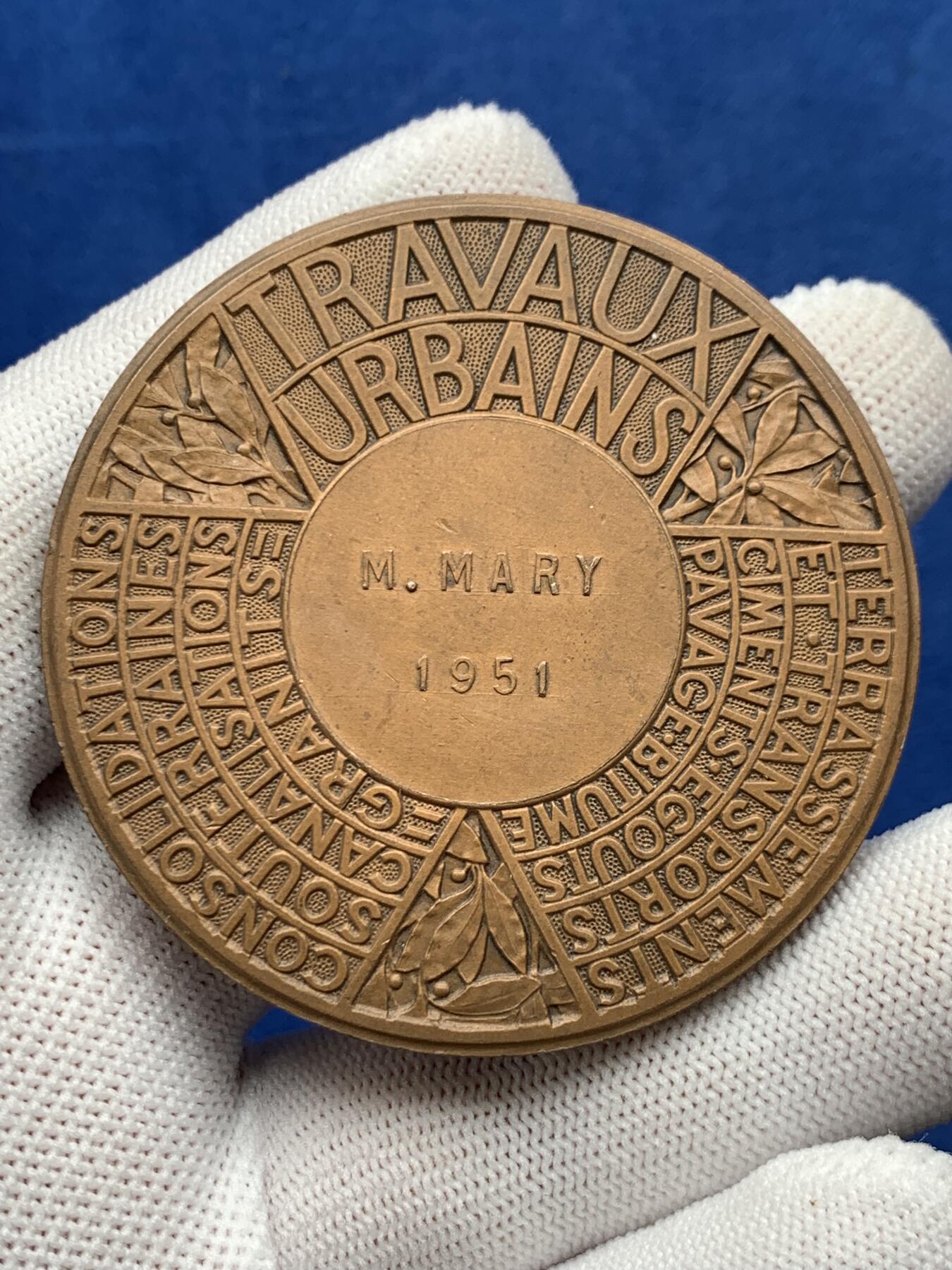 《竞宝斋》第274场- 周日，周一，周二  3场连拍 （全场包邮） 法国巴黎公共和私人工程承包商联合会铜章 80.9克 58.8mm