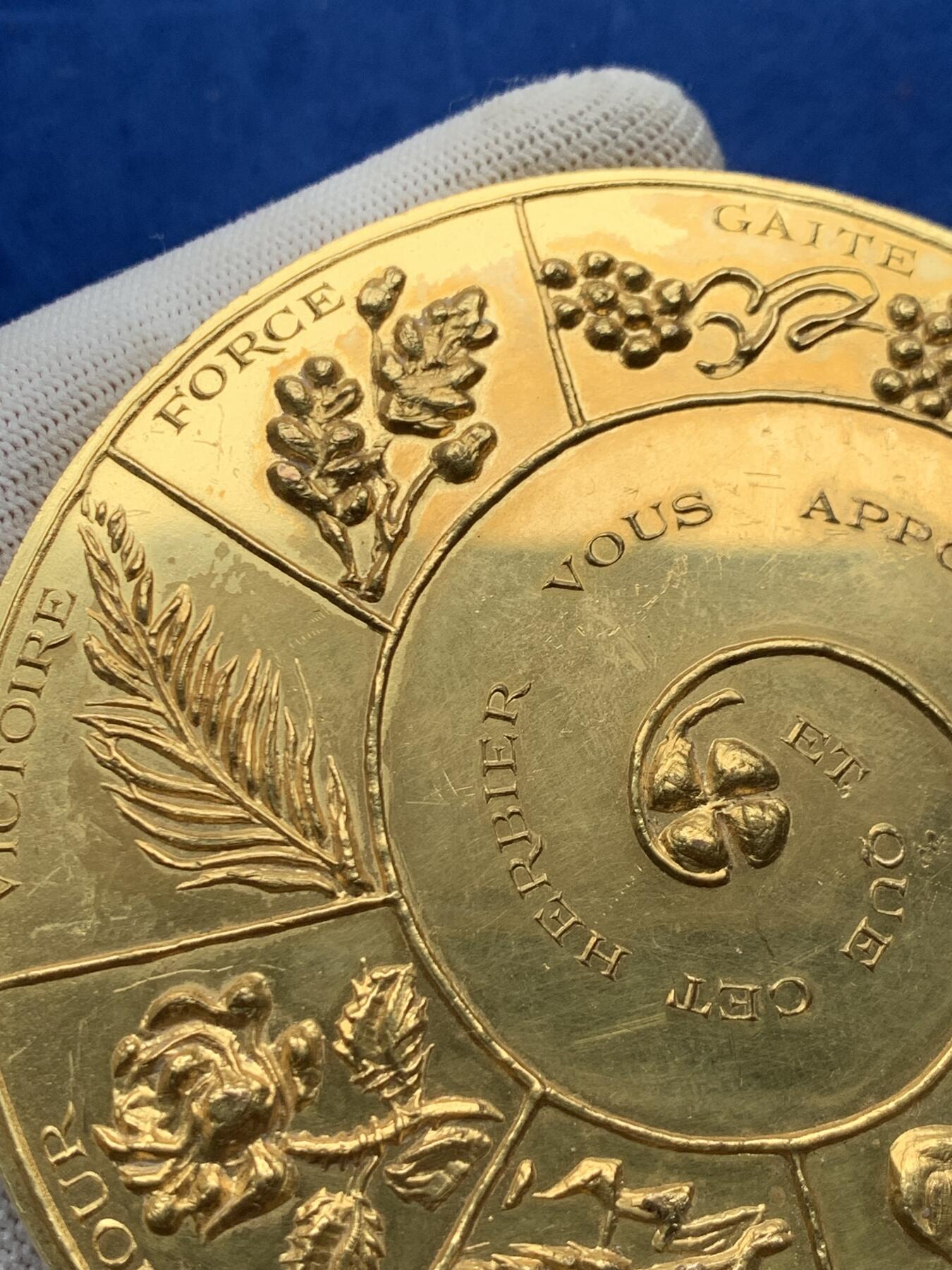 《竞宝斋》第274场- 周日，周一，周二  3场连拍 （全场包邮） 法国祝福铜章 373.4克 98mm