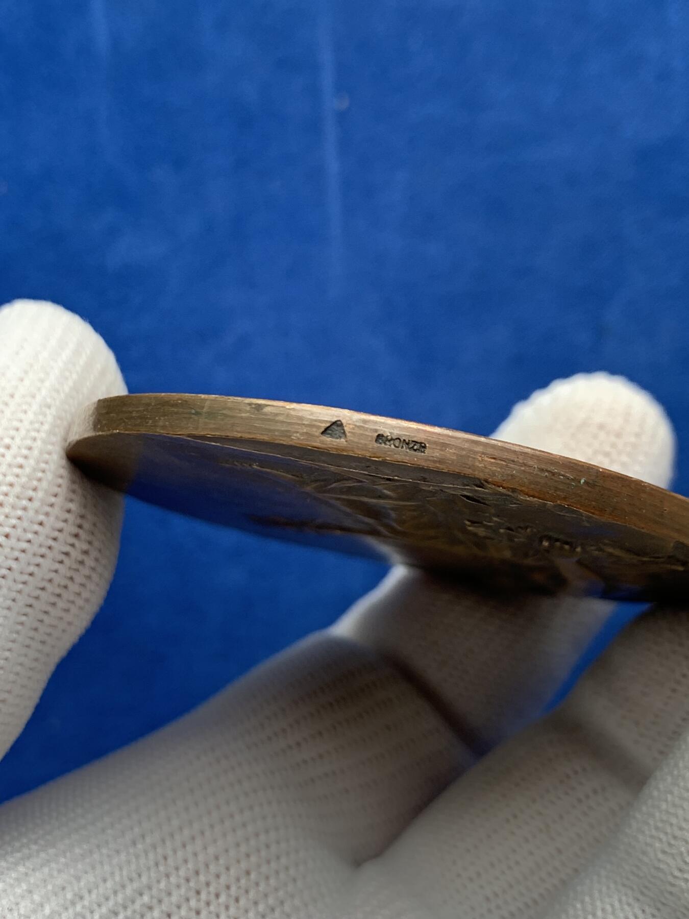 《竞宝斋》第274场- 周日，周一，周二  3场连拍 （全场包邮） 法国女神握草铜章 80克 57mm