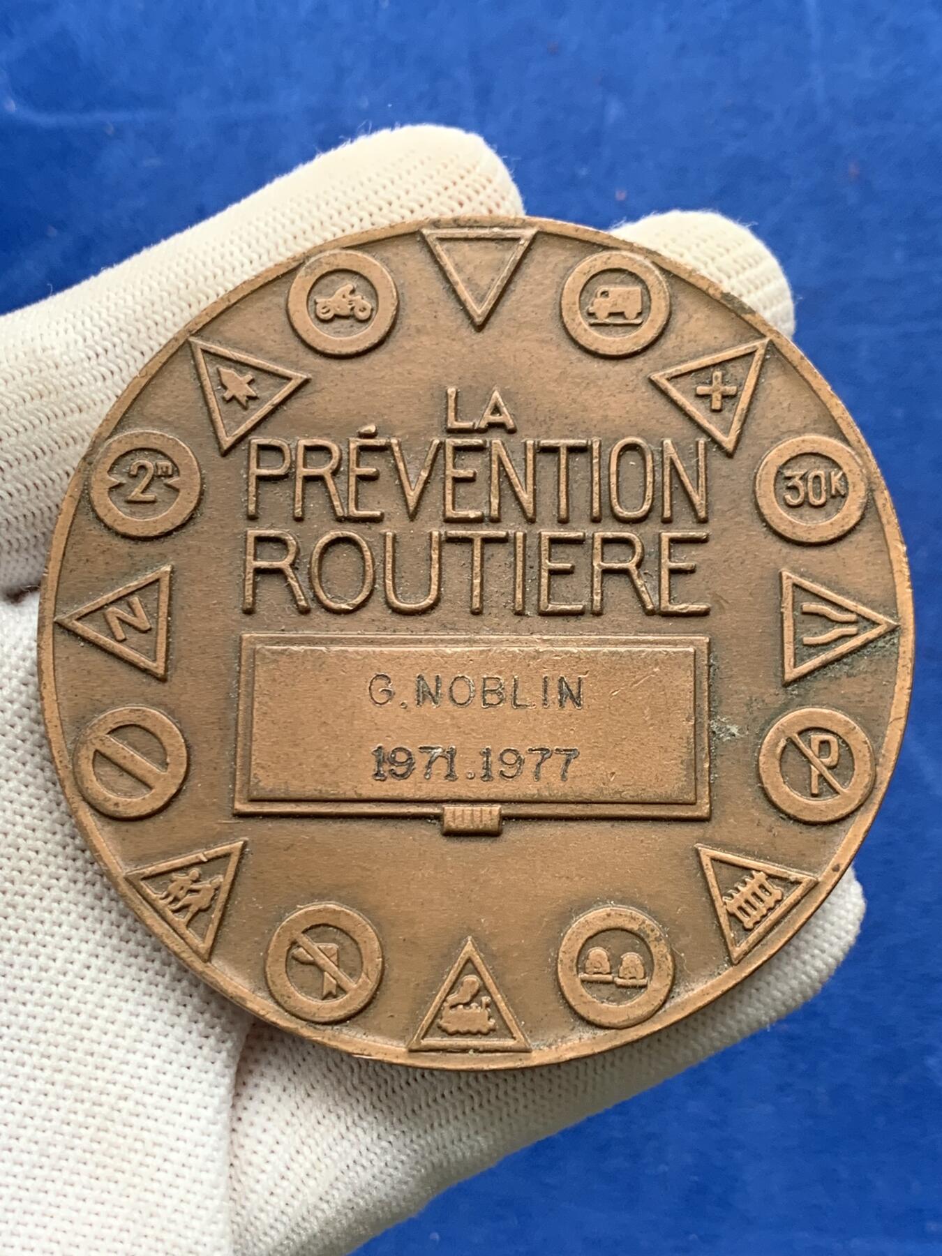 《竞宝斋》第274场- 周日，周一，周二  3场连拍 （全场包邮） 法国道路预防铜章 192克 72.4mm