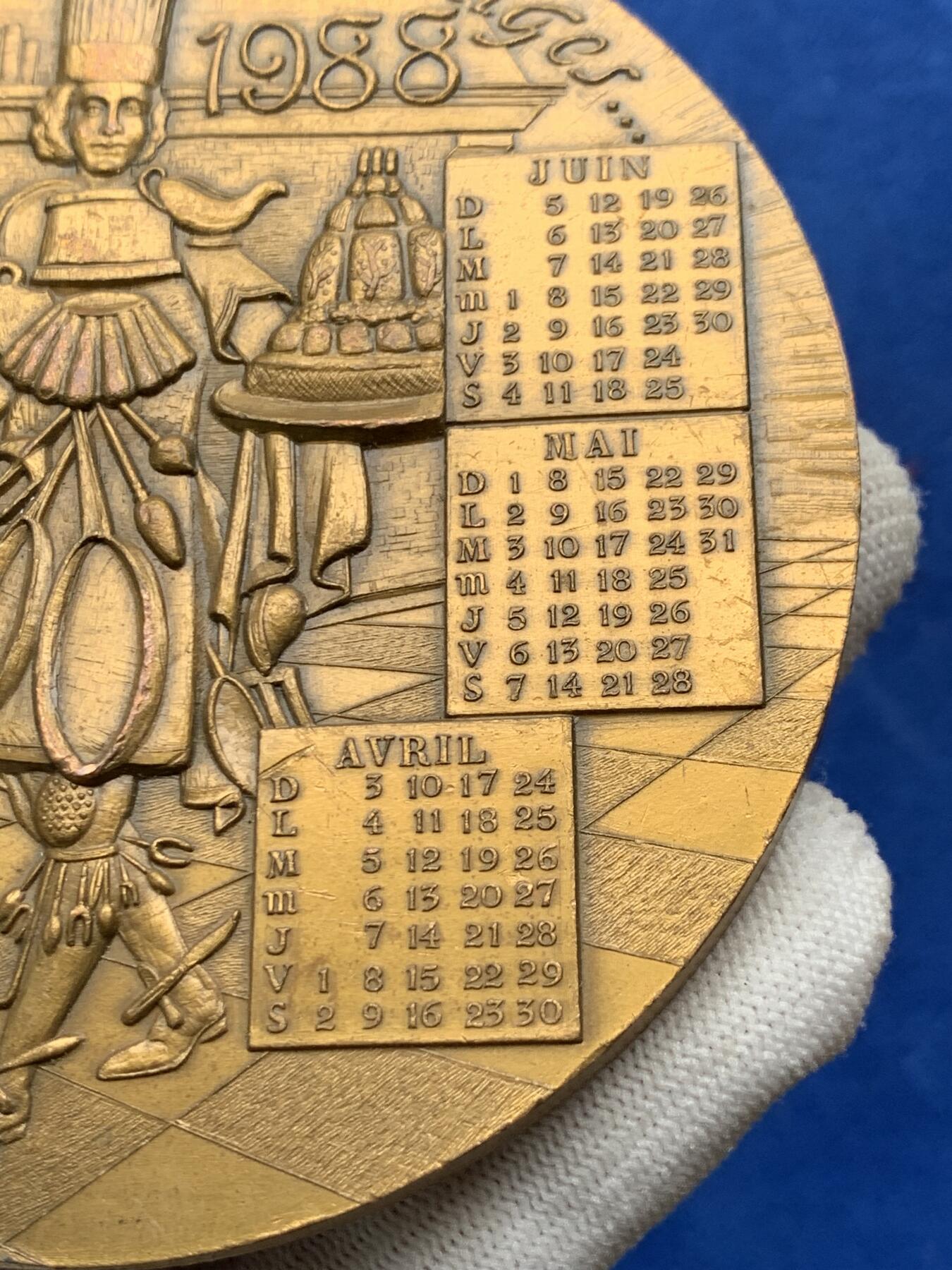 《竞宝斋》第274场- 周日，周一，周二  3场连拍 （全场包邮） 法国造币厂1988年青铜日历铜章 484.2克 93.8mm