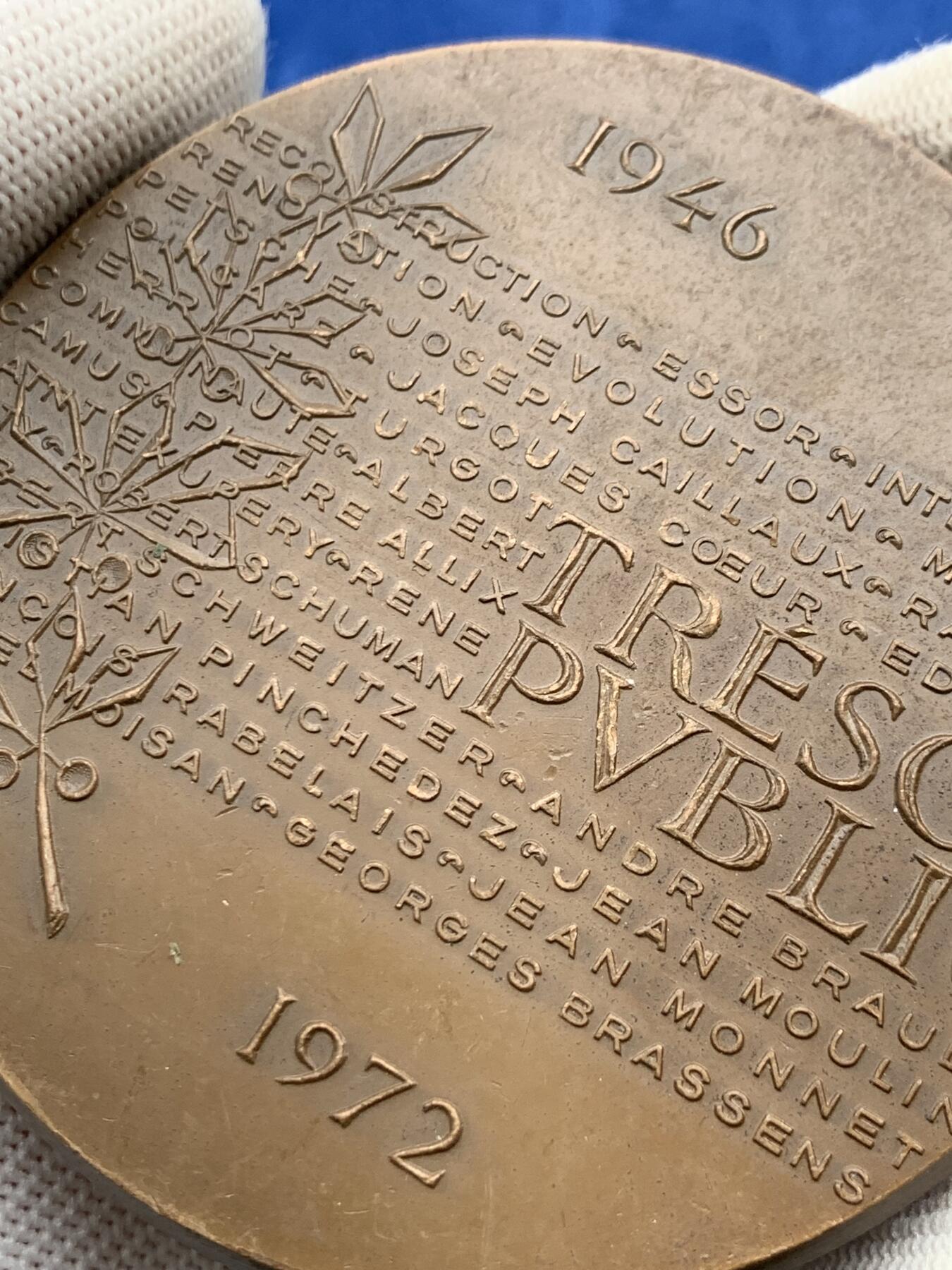 《竞宝斋》第274场- 周日，周一，周二  3场连拍 （全场包邮） 法国公共财政部铜章 228.6克 74.1mm