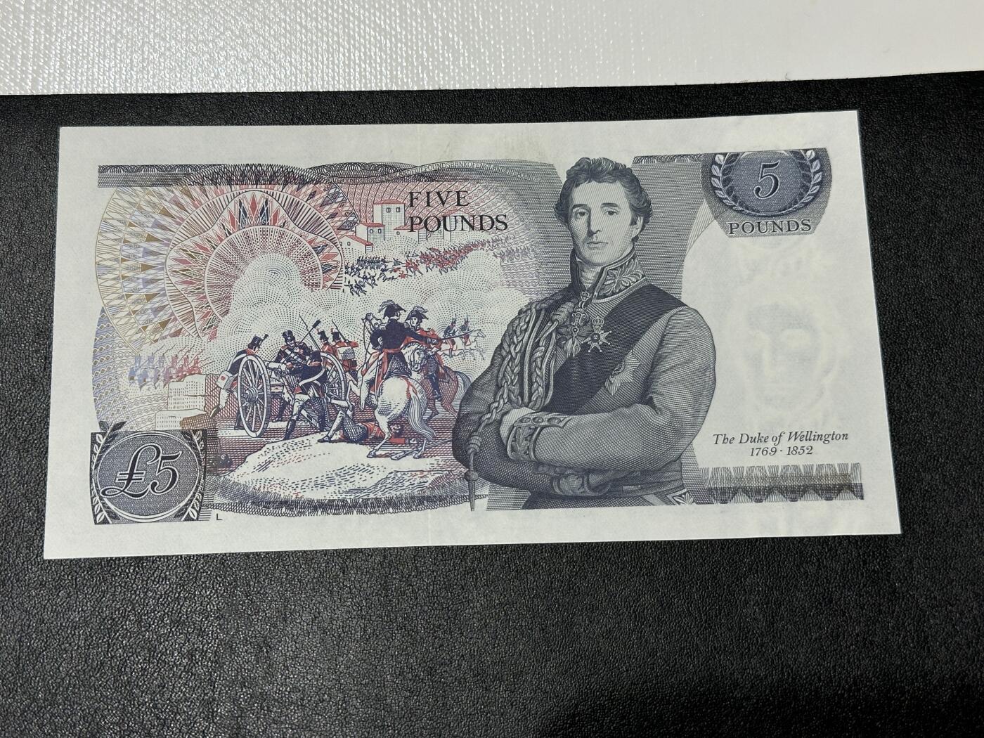 《外钞收藏家》第三百七十三期 英国D序列5镑 全新 极轻微荧光反应