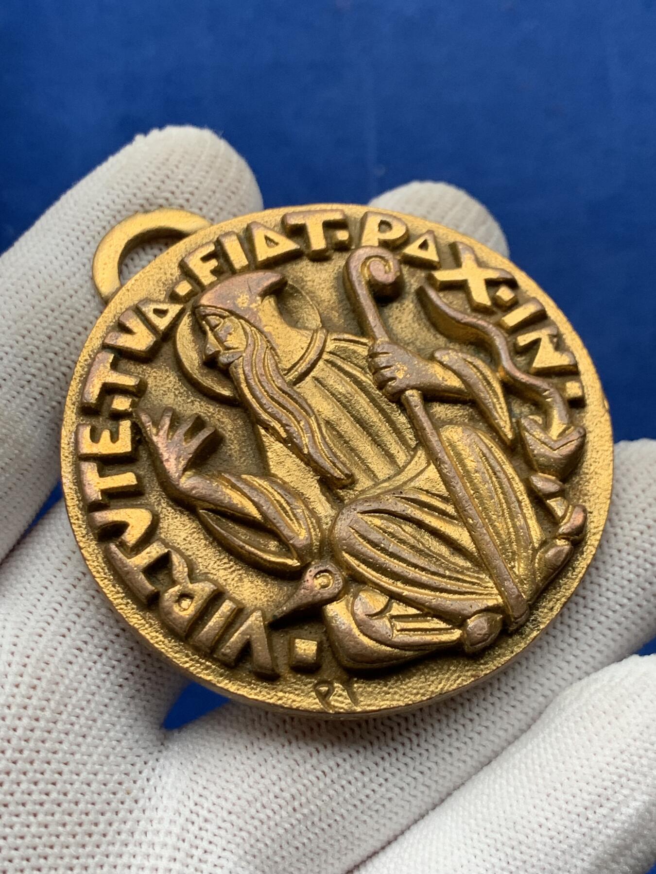 《竞宝斋》第274场- 周日，周一，周二  3场连拍 （全场包邮） 委内瑞拉“圣本笃以你的力量赐予和平”护身符奖牌 127.5克 56.7mm