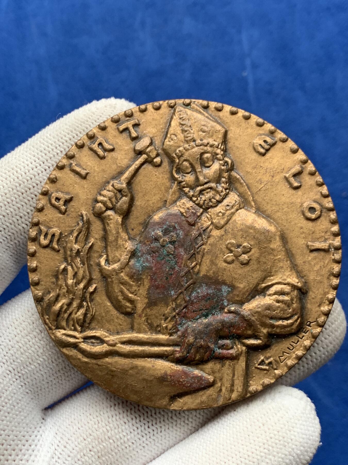 《竞宝斋》第274场- 周日，周一，周二  3场连拍 （全场包邮） 法国盒子包装和金属封口铜章，金匠守护神圣埃利吉乌斯 117.6克 62.7mm