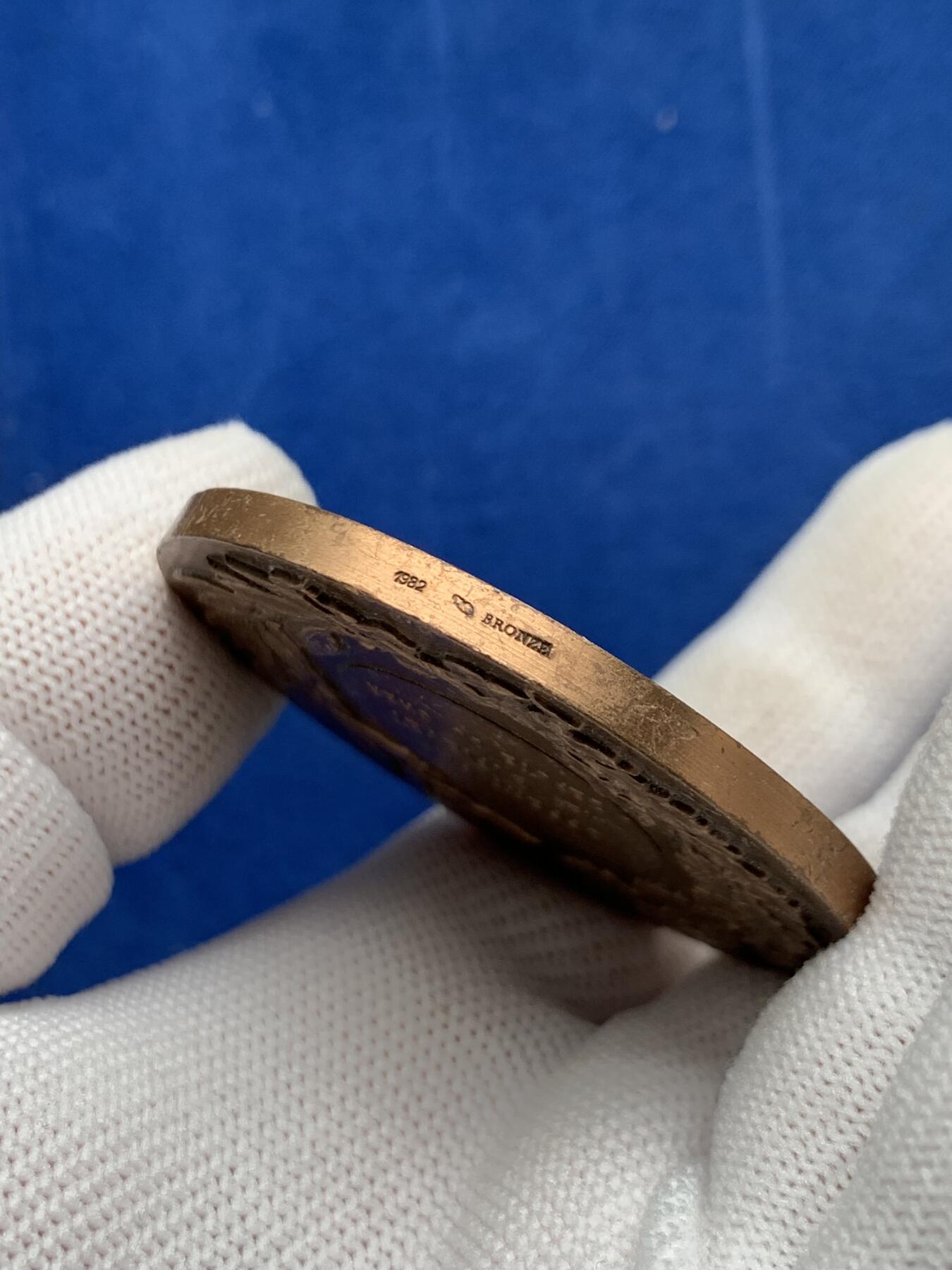 《竞宝斋》第274场- 周日，周一，周二  3场连拍 （全场包邮） 由谢尔省副议员菲韦特提供双鱼铜章 71.3克 49.5mm