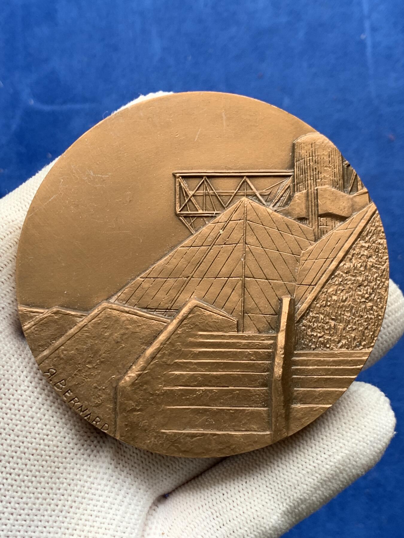 《竞宝斋》第274场- 周日，周一，周二  3场连拍 （全场包邮） 法国巴黎贝尔西综合体育馆 265.2克 71.8mm