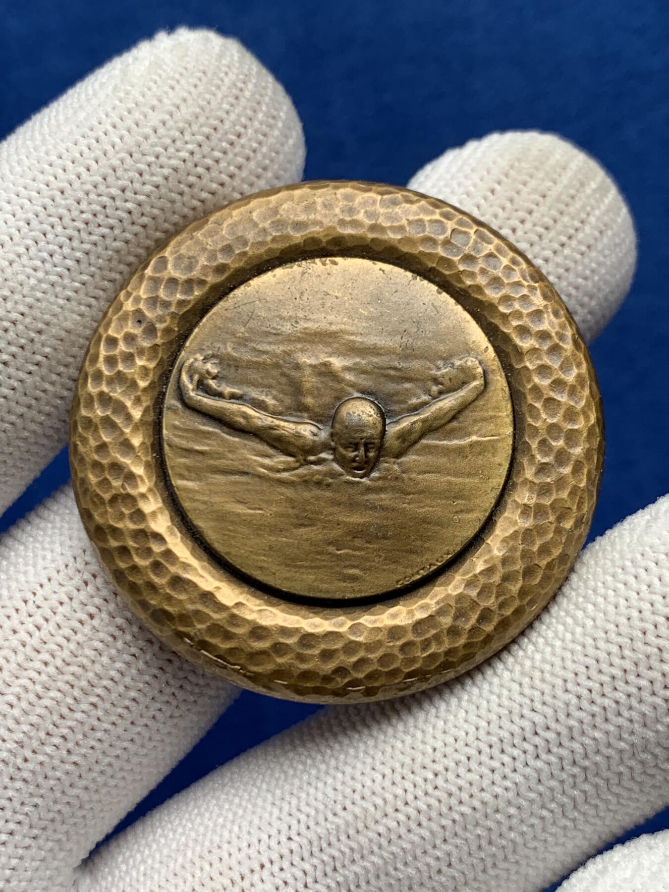 《竞宝斋》第274场- 周日，周一，周二  3场连拍 （全场包邮） 1975年游泳铜章 41.9克 40.1mm