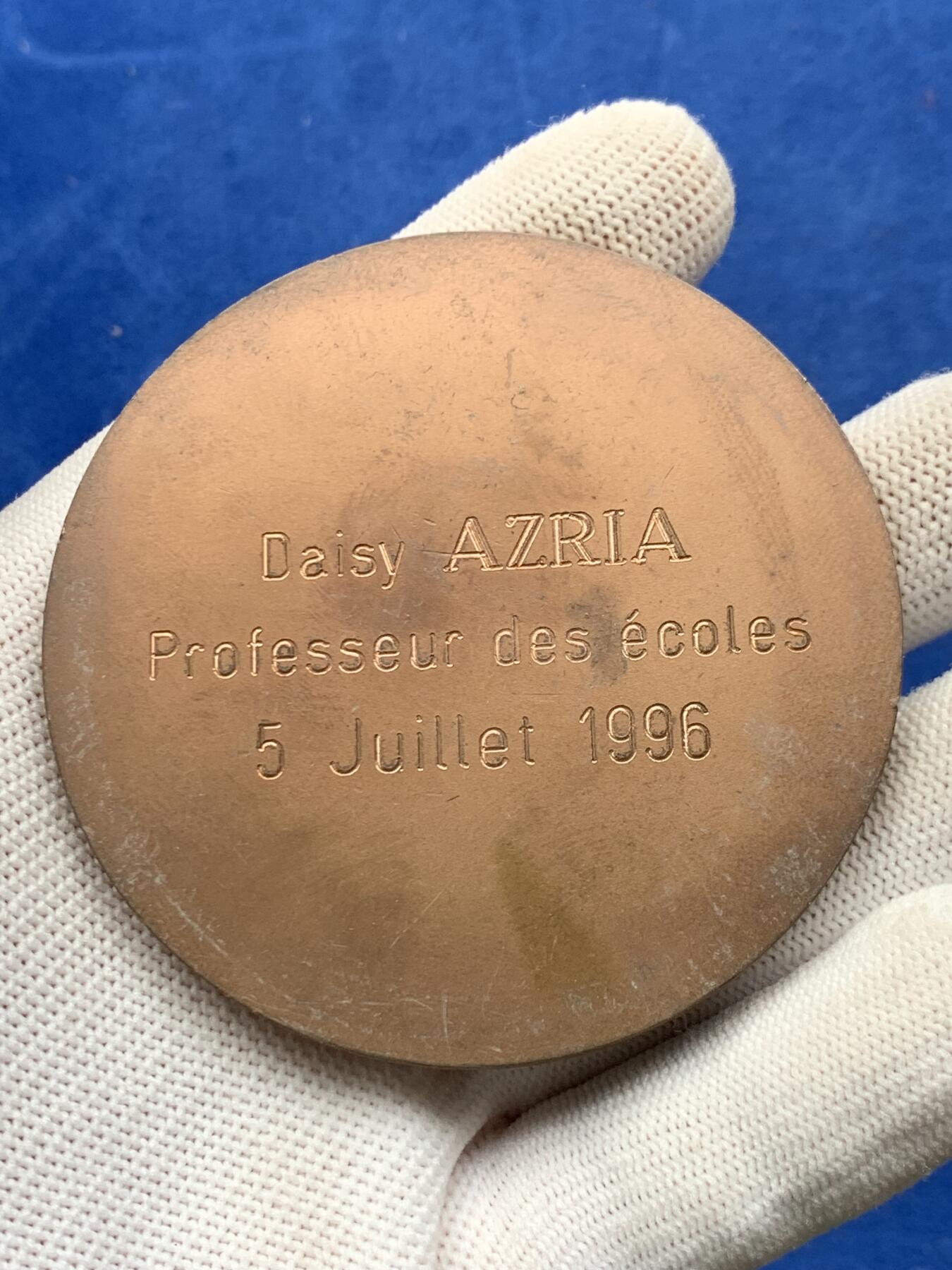 《竞宝斋》第274场- 周日，周一，周二  3场连拍 （全场包邮） 法国布尔歇学校老师铜章 152.7克 67.8mm