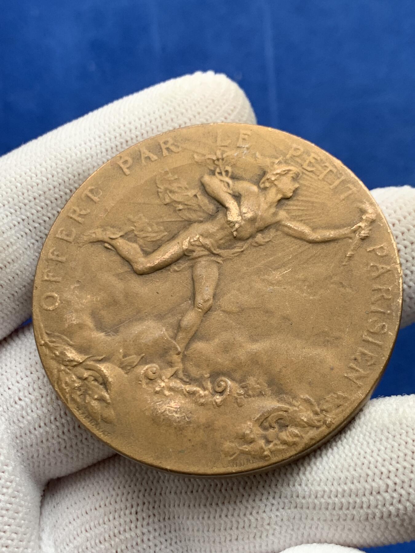 《竞宝斋》第274场- 周日，周一，周二  3场连拍 （全场包邮） 法国小巴黎人赠与的铜质奖章 61.7克 50.4mm