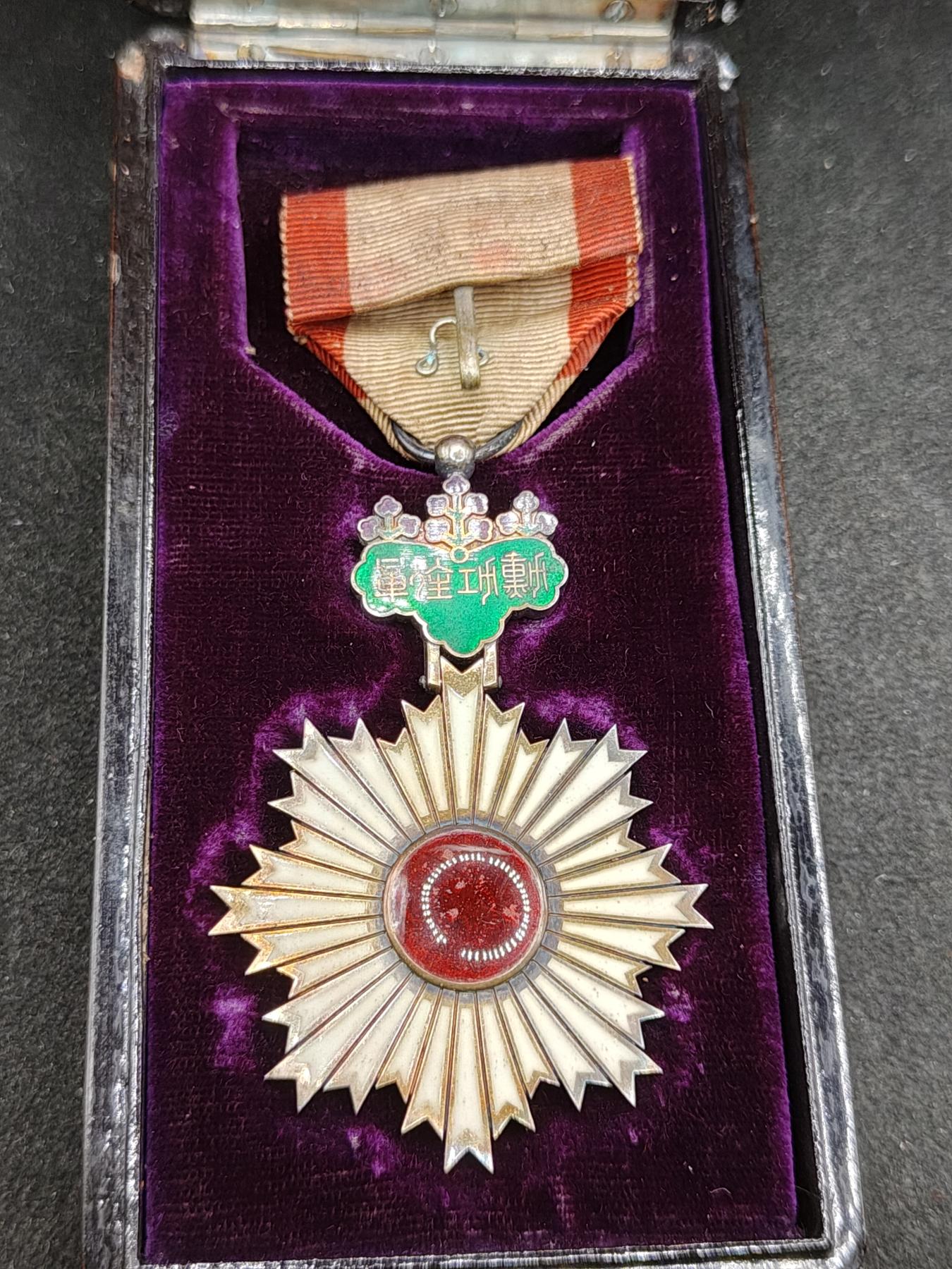 全场0元起拍 第161期 咸鱼国勋章拍卖专场 6月2日（周日）下午6：00开始 日本明治时期 五等旭日章 银制带盒 六等盒