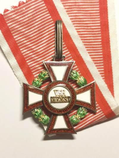 奥匈帝国二级军事功勋十字勋章，第一版（1914-1916年）战时版本指挥官级，银质珐琅部分鎏金，中间镶嵌文字为金质，章体上部有“戴安娜女神头像”标和“JS”标，底部有“R.MARSCHALL”标，佩戴品相，白色珐琅上小黑点点为正常烧制原因导致，绶带后配，罕见 - 奥匈帝国二级军事功勋十字勋章，第一版（1914-1916年）战时版本指挥官级，银质珐琅部分鎏金，中间镶嵌文字为金质，章体上部有“戴安娜女神头像”标和“JS”标，底部有“R.MARSCHALL”标，佩戴品相，白色珐琅上小黑点点为正常烧制原因导致，绶带后配，罕见