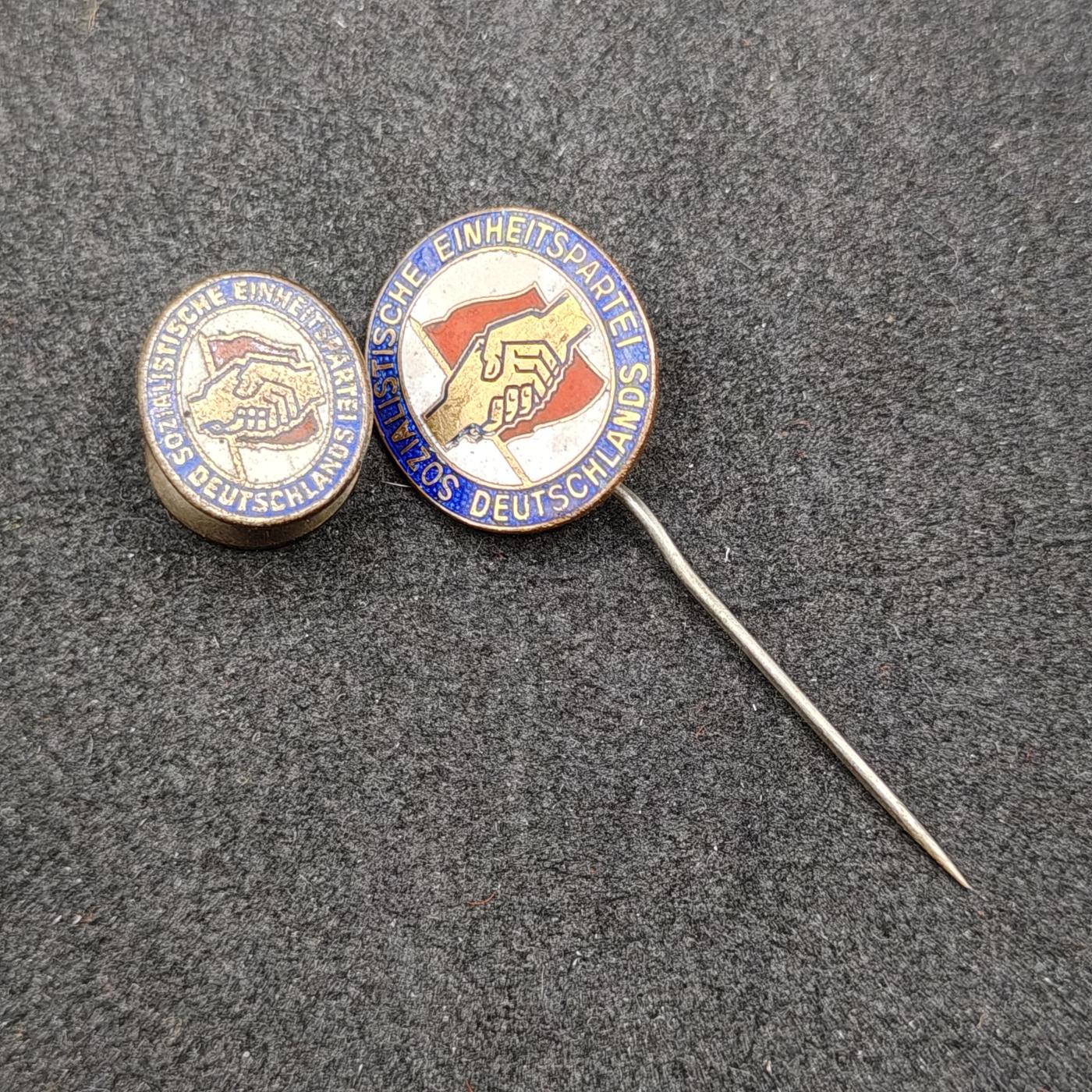 全场0元起拍 第161期 咸鱼国勋章拍卖专场 6月2日（周日）下午6：00开始 稀少大型 优秀党员 东德社会统一党珐琅党徽 （小型章为大小参考，不在此拍品范围内））