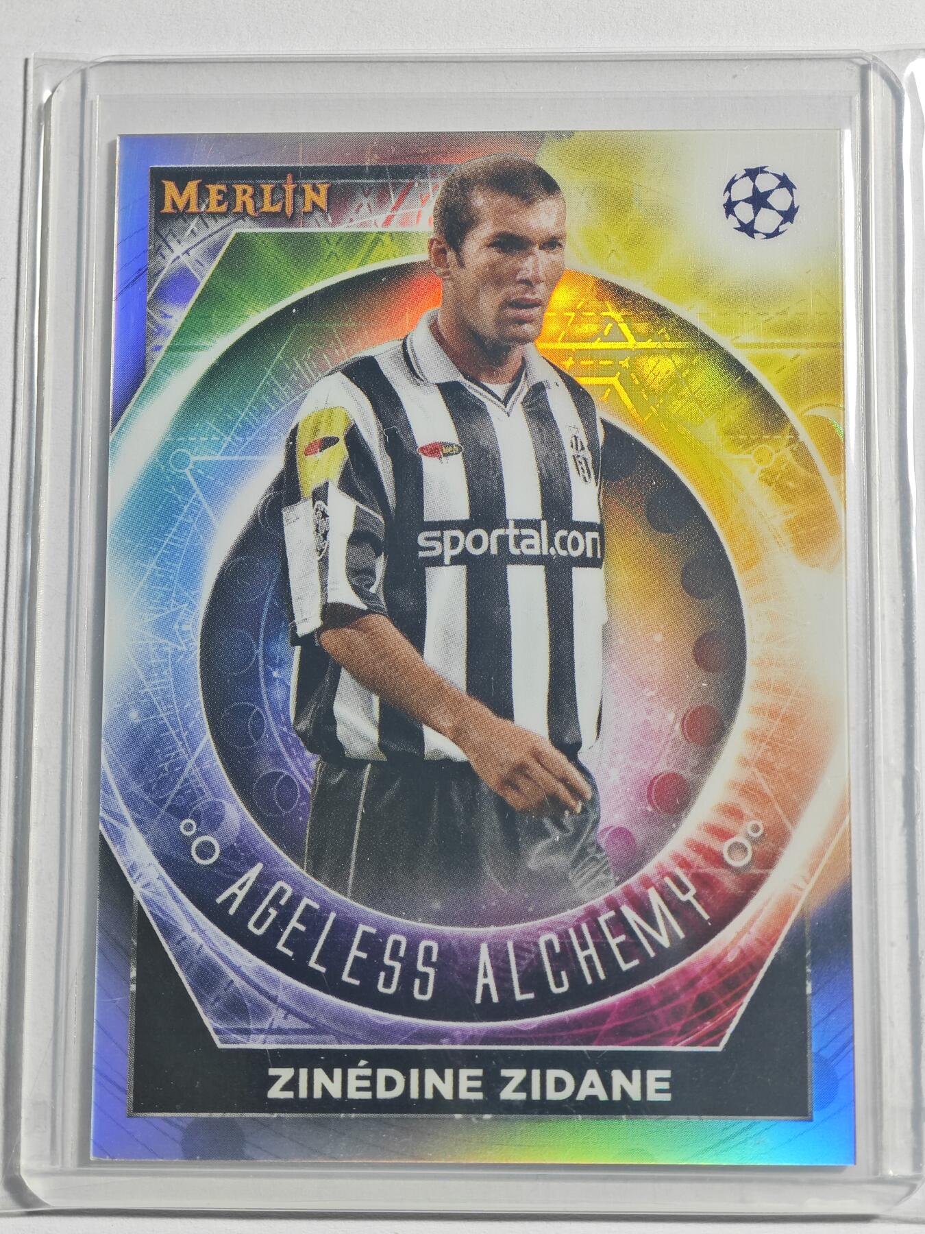 【德藏】 卡牌拍卖第13期【无每件最低收费❗️】 欧冠 2023年 TOPPS 梅林 尤文图斯 齐内丁·齐达内 炼金术士特卡 (本卡包装为全新：卡膜、卡夹、卡夹膜)
