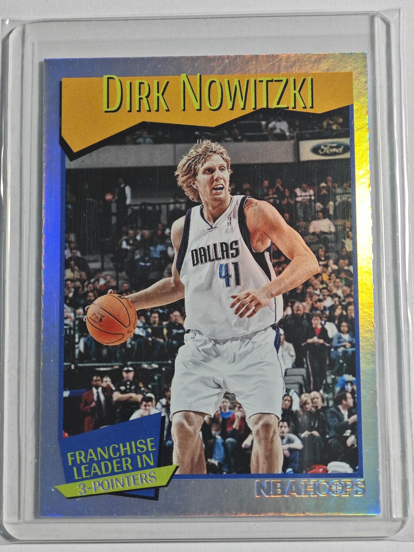 【德藏】 卡牌拍卖第13期【无每件最低收费❗️】  NBA 2021-22年 PANINI HOPPS 独行侠 德克·诺维茨基 折射 特卡 (本卡包装为全新：卡膜、卡夹、卡夹膜)
