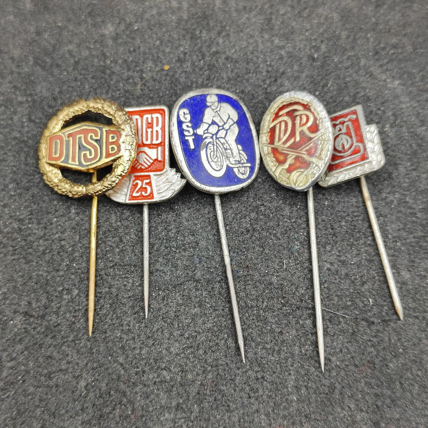 全场0元起拍 第161期 咸鱼国勋章拍卖专场 6月2日（周日）下午6：00开始 东德徽章一组五个