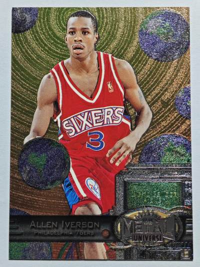 【德藏】 卡牌拍卖第13期【无每件最低收费❗️】 - NBA 1997 SkyBox METAL UNIVERSE 76人 艾伦·艾弗森 次新秀 红绿宝原型卡 (本卡包装为全新：卡膜、卡夹、卡夹膜)