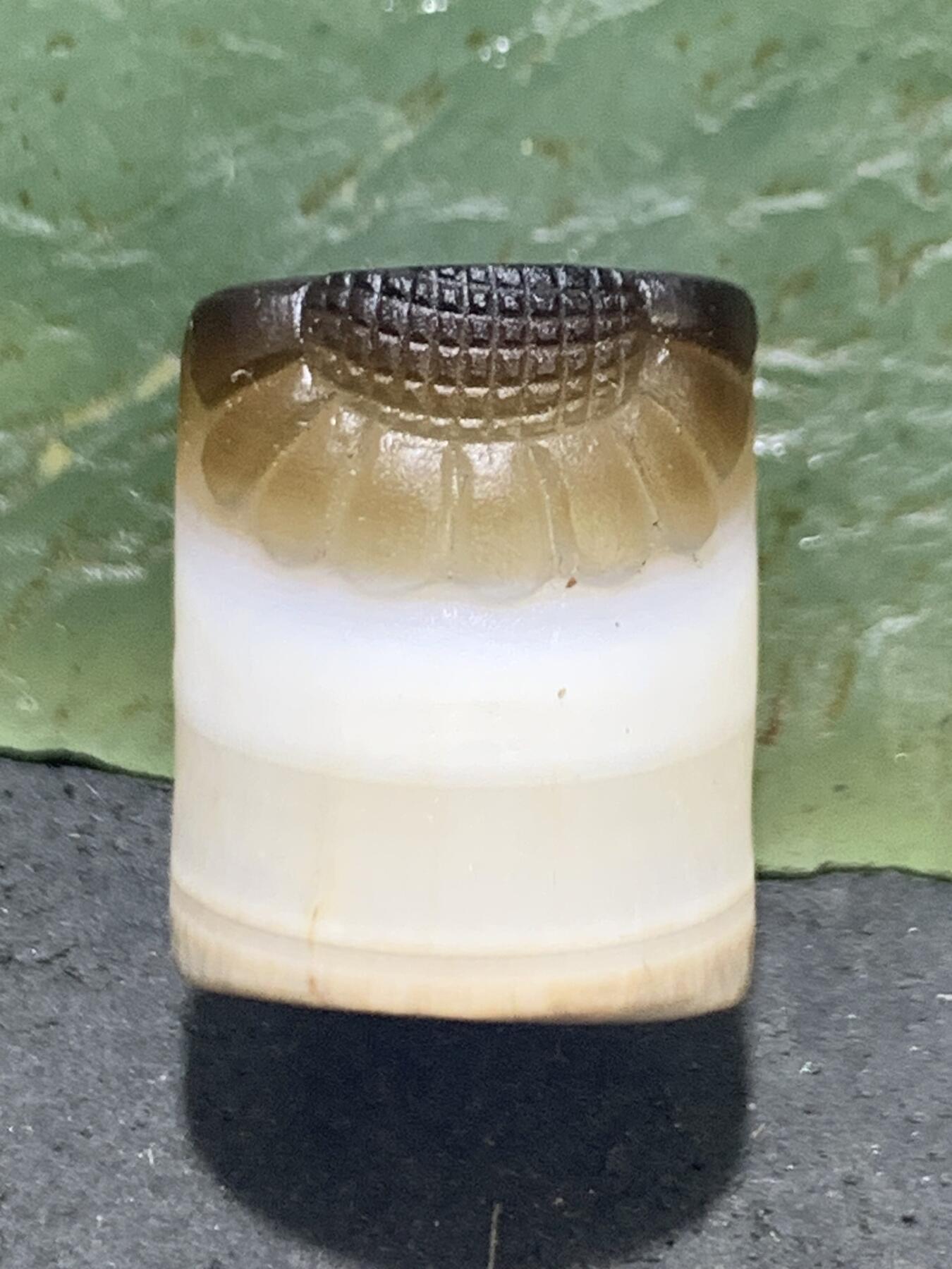 精品亚光药师玛瑙手工雕刻太阳花桶珠一颗。