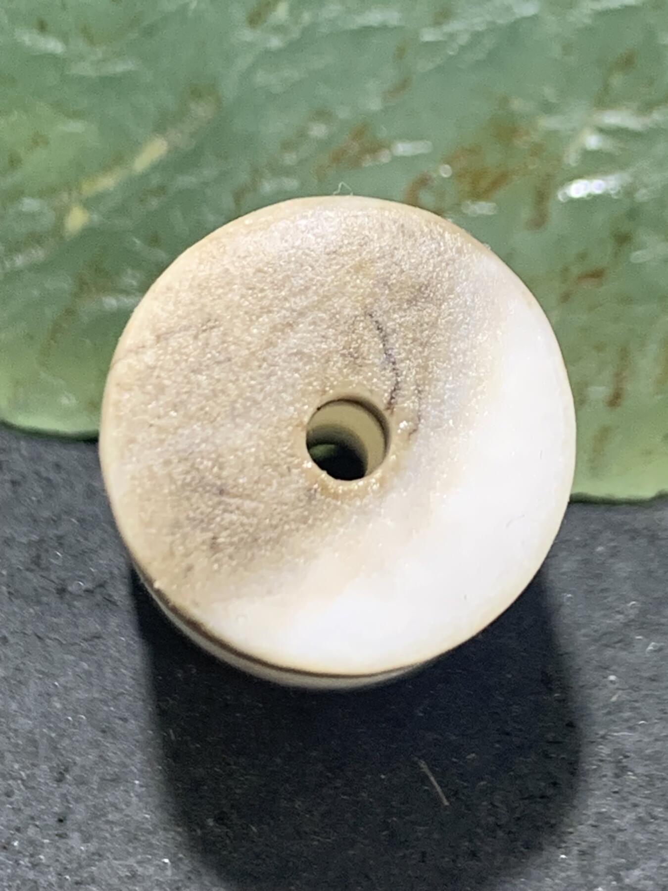 精品亚光药师玛瑙手工雕刻太阳花桶珠一颗。