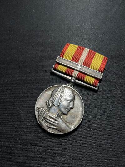 戎马世界章牌大赏第70期 - 英国志愿医疗服务奖章，早期银制版本，带一枚银制勋条，该章极厚重（49克左右）