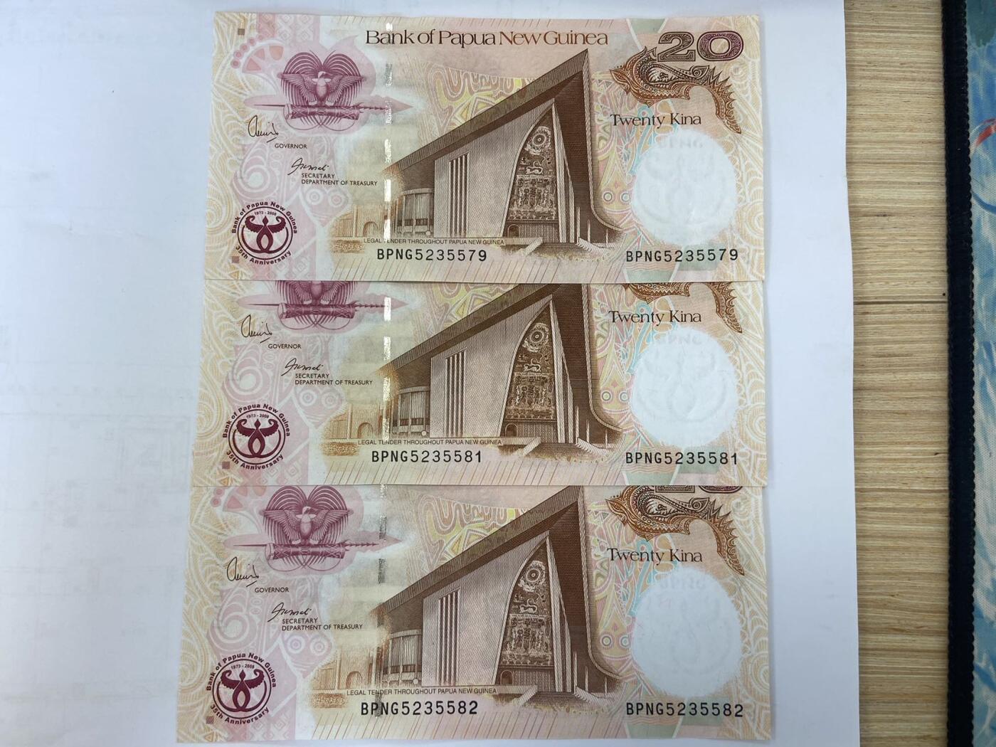 【炜奕收藏】裸钞专场第5期 【BPNG5235579/5235581/5235582】巴布亚新几内亚早期20基纳纸币3张，UNC品相